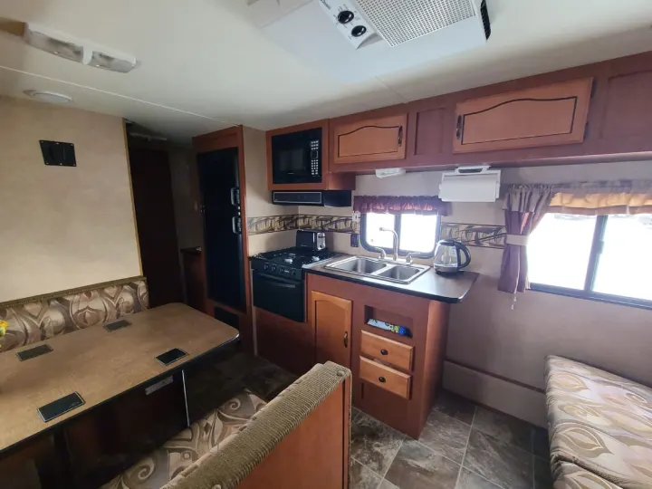 Kitchen supporting a double sink and enough storage at your convenience . Forest River Wildwood X-Lite 2012