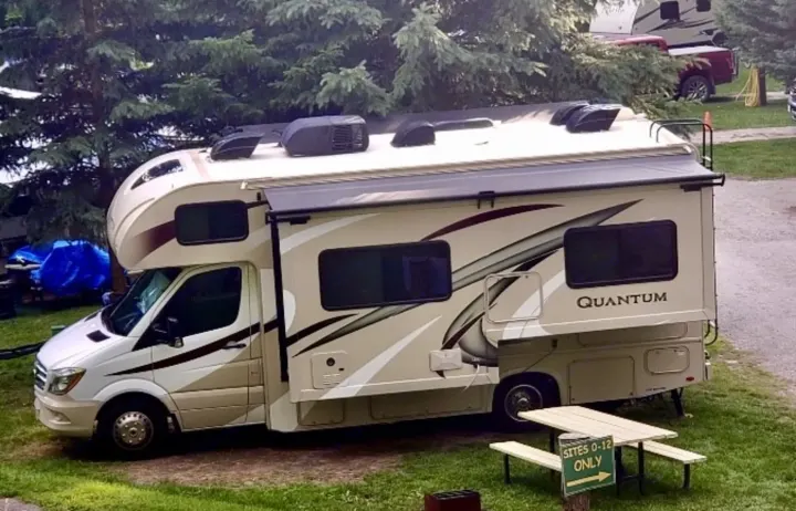Slide out extends to provide extra interior space and comforts.. Thor Quantum 2018