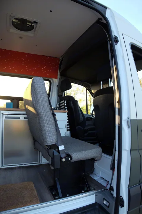 Foldable second row of 2 seats. Shoulder belt and child seat clips.. Mercedes-Benz Sprinter 2017