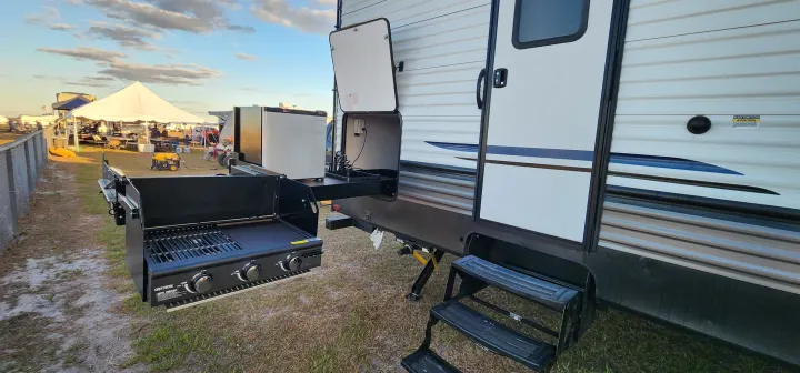 Outdoor grill/griddle, mini fridge and sink.. Forest River Palomino Puma 2022
