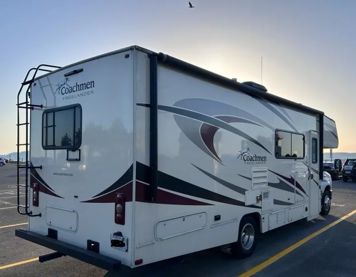 Sideview. Forest River Coachmen Freelander 2018