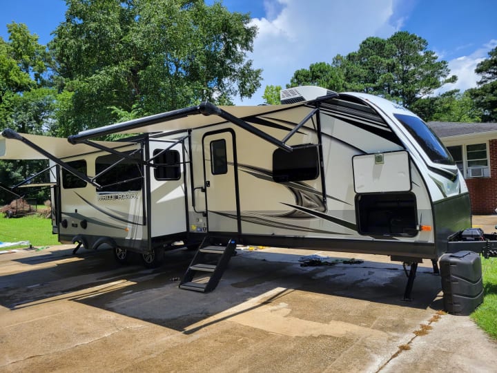 Side view. Jayco White Hawk 2022