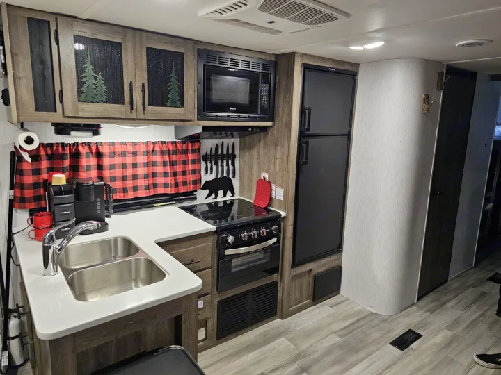 Heartland RVs Pioneer 2022