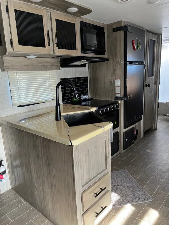 Fully functioning kitchen. Fridge, stove, microwave and oven.. Forest River Cherokee Alpha Wolf 2021