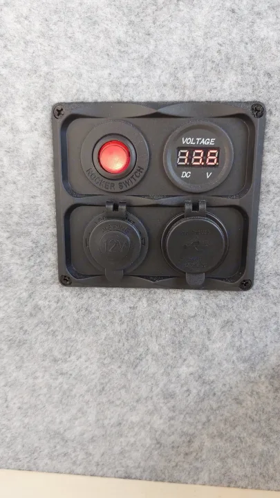 Prises USB et 12V. Renault Trafic 2020
