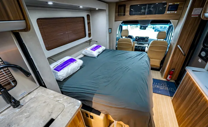Queen Murphy bed . Airstream Atlas 2020