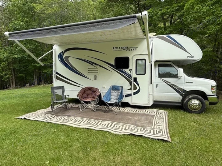 Photos | 2017 Thor Freedom Elite Class C Rental in Parrott, VA | Outdoorsy