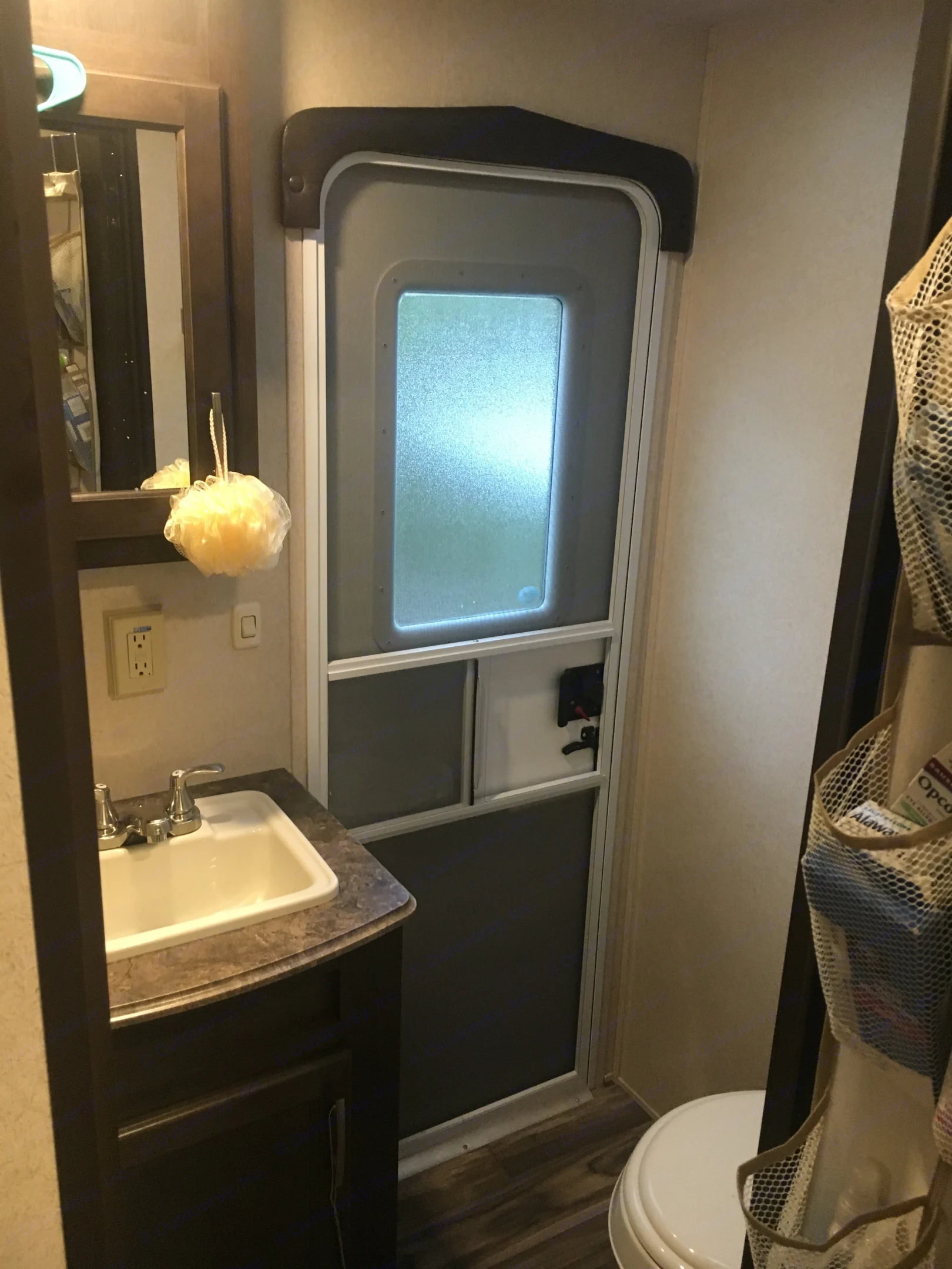 A bathtub is nice when you are traveling with little campers. With an exterior door, you can avoid bringing your adventure back inside.. Forest River Evo 2016