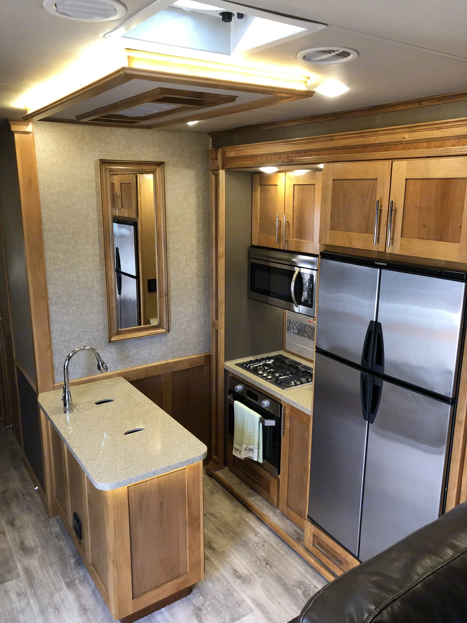 Galley with all of the latest amenities to cook great camping meals. Full size convection / microwave oven, large fridge with ice maker, 3 burner range top with largest conventional oven in it’s class . Vanleigh Vilano 2018