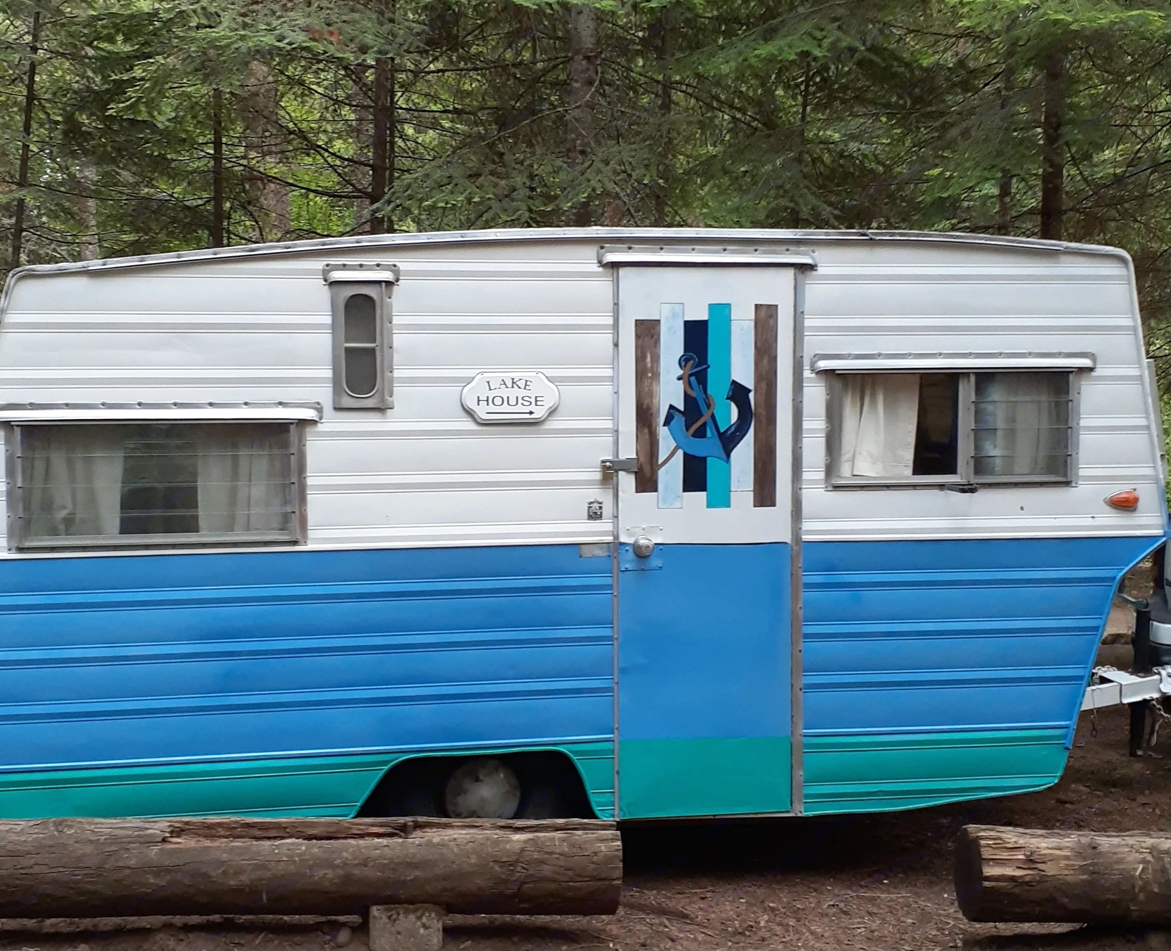 The Lake House trailer is close to the ground so people having difficulty stepping up can maneuver this step.. Aristocrat Lo-Liner 1965
