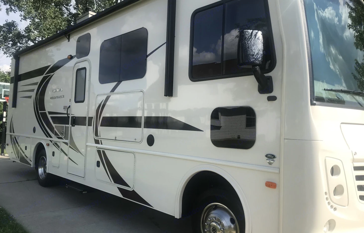 Doggy Window. Holiday Rambler Admiral 2021