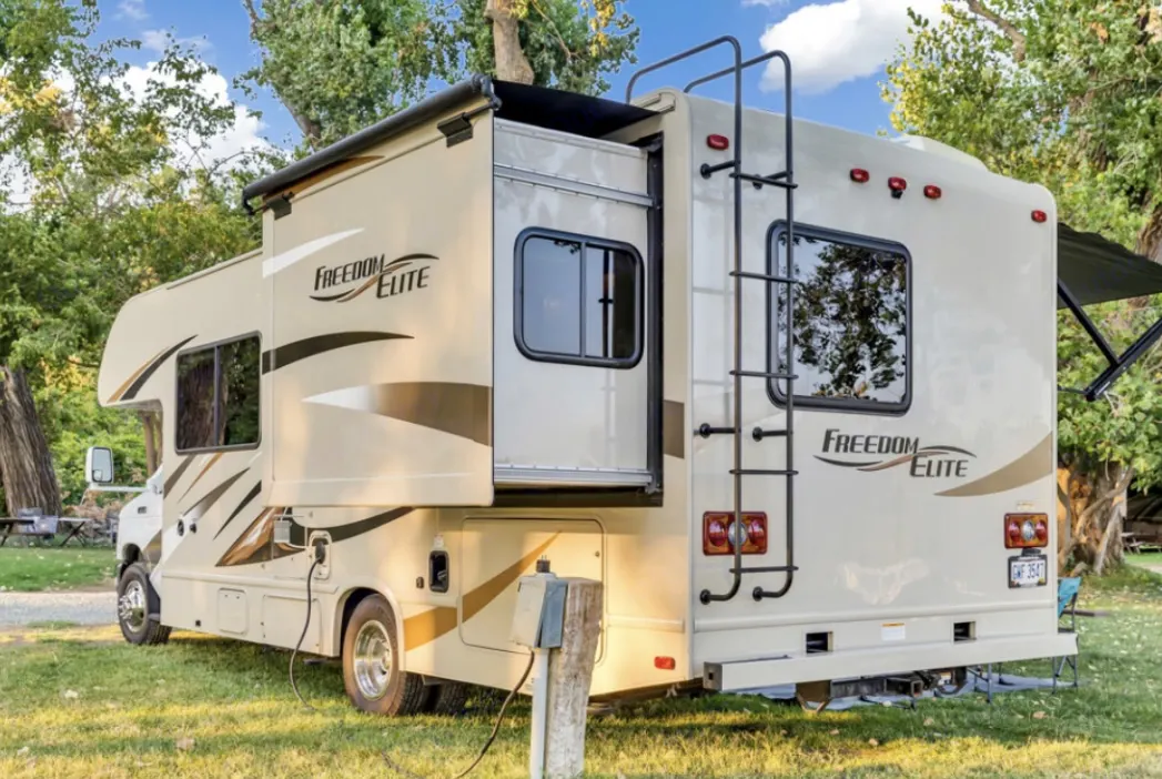 Enjoy the stars at night or sunshine on your face in the morning with these large windows in the bedroom. Close the blinds and lock the world out. . Thor Freedom Elite 2017