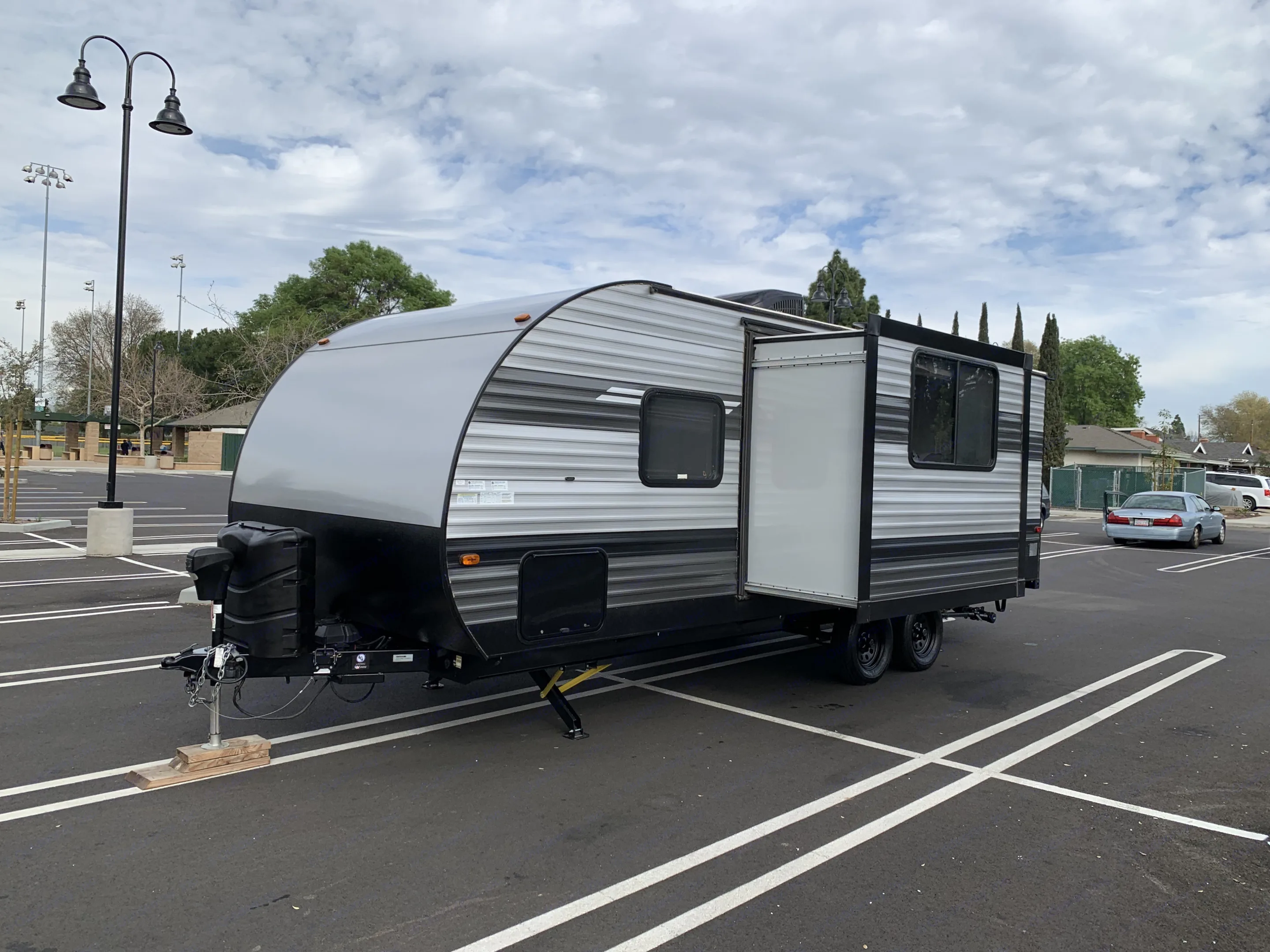 Trailer with driver side slide out. Forest River Salem Cruise Lite 2020