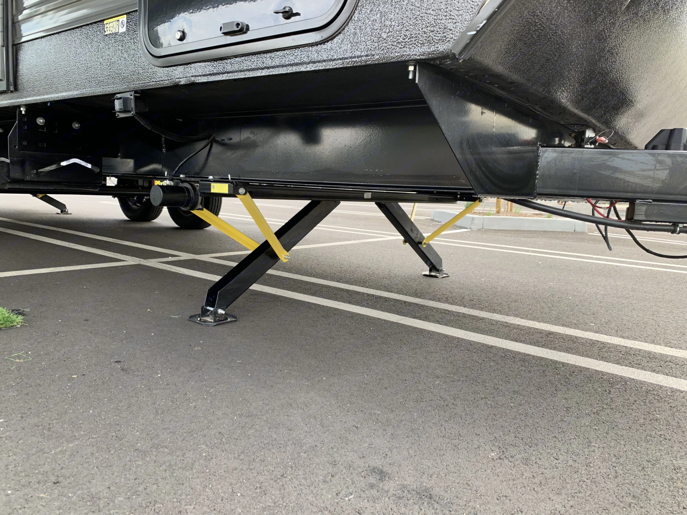 Electric jacks (two sets; one in front and one in back under trailer). Forest River Salem Cruise Lite 2020