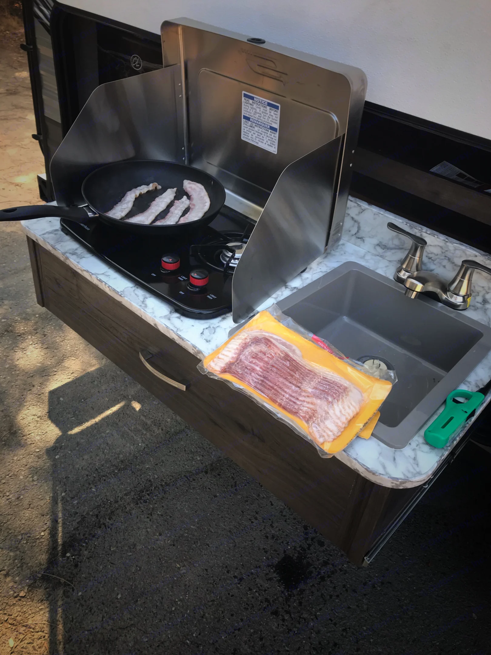 Don't miss a second of the great outdoors with this awesome pull-out exterior kitchen.. Jayco Jay Flight 2021