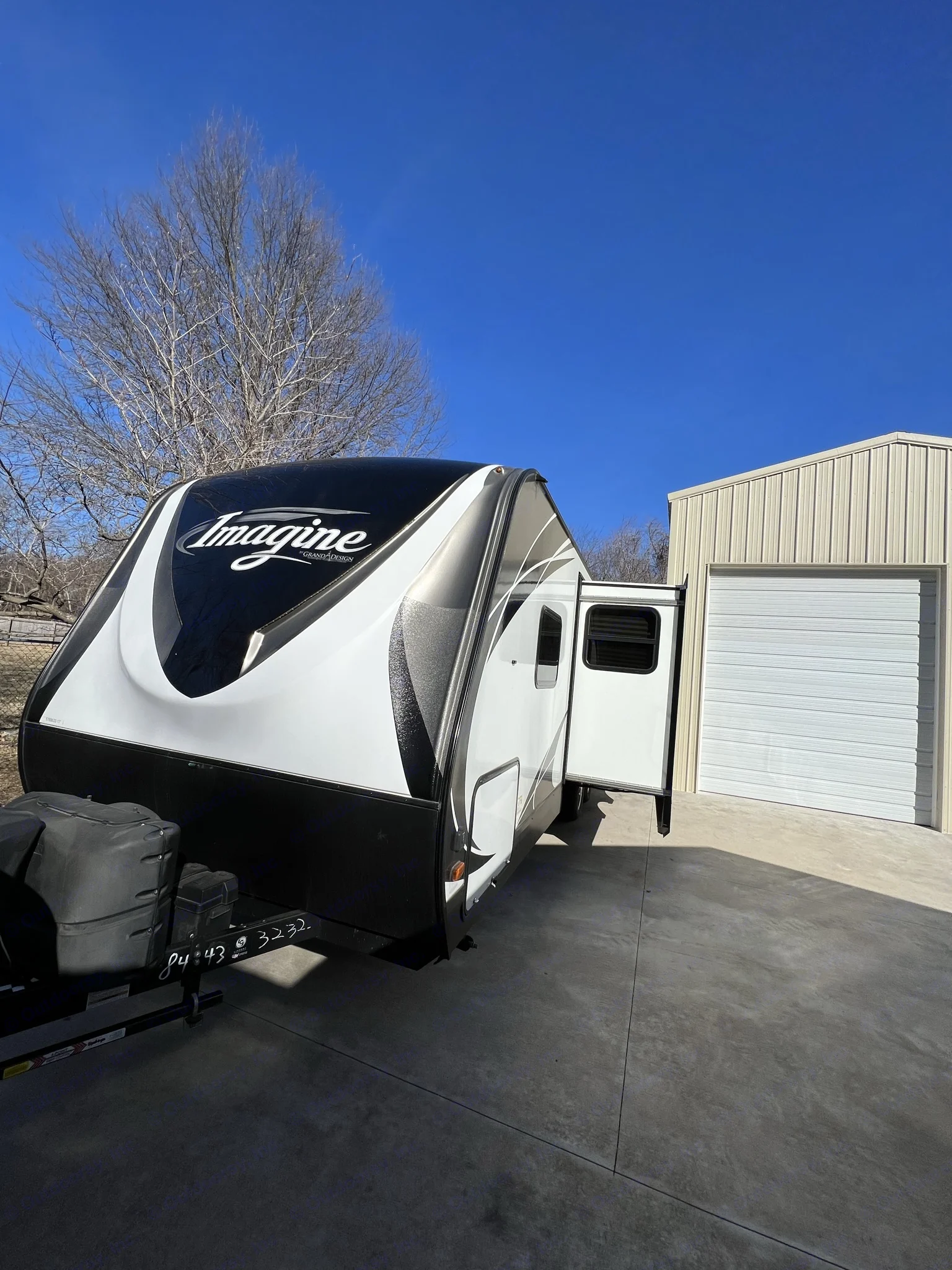 Front exterior shows equalizer hitch.. Grand Design Imagine 2017