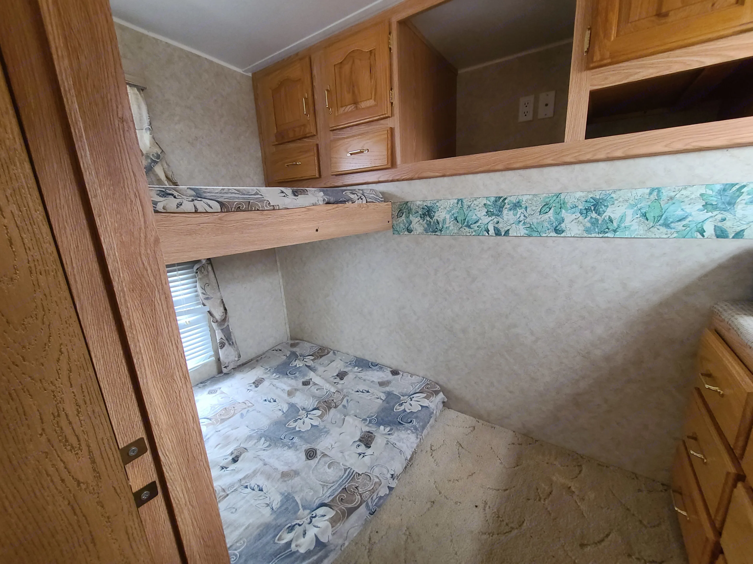 Single over double, along with a small bench/dresser and additional storage, all in a self contained bunkroom so the kids can have their own space!. Forest River 29BHBP 2004