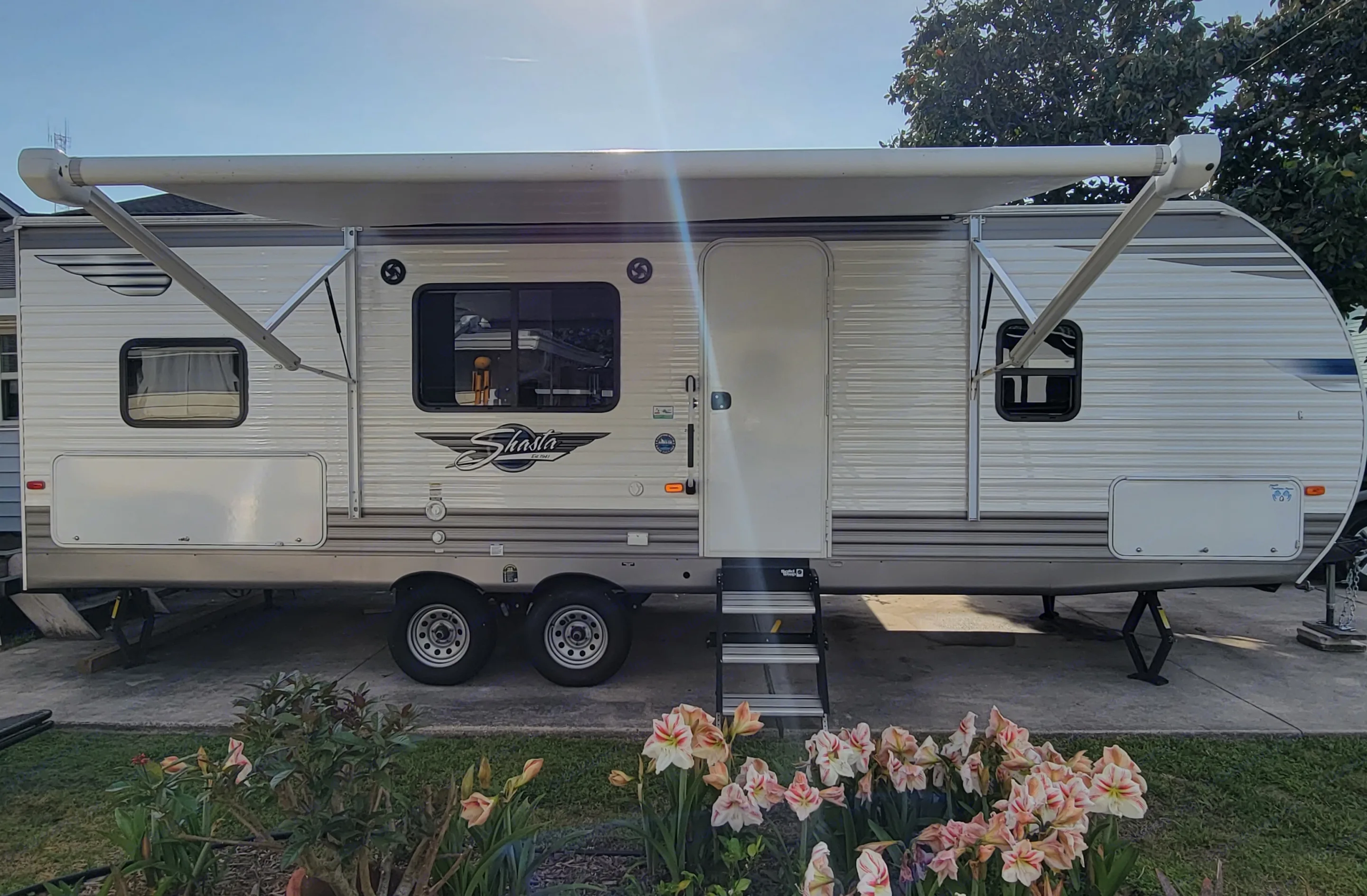 awning, handrail, bluetooh speakers, cable hookup, propane hookup, 2 sinks, outdoor drink fridge. Forest River Shasta 2021