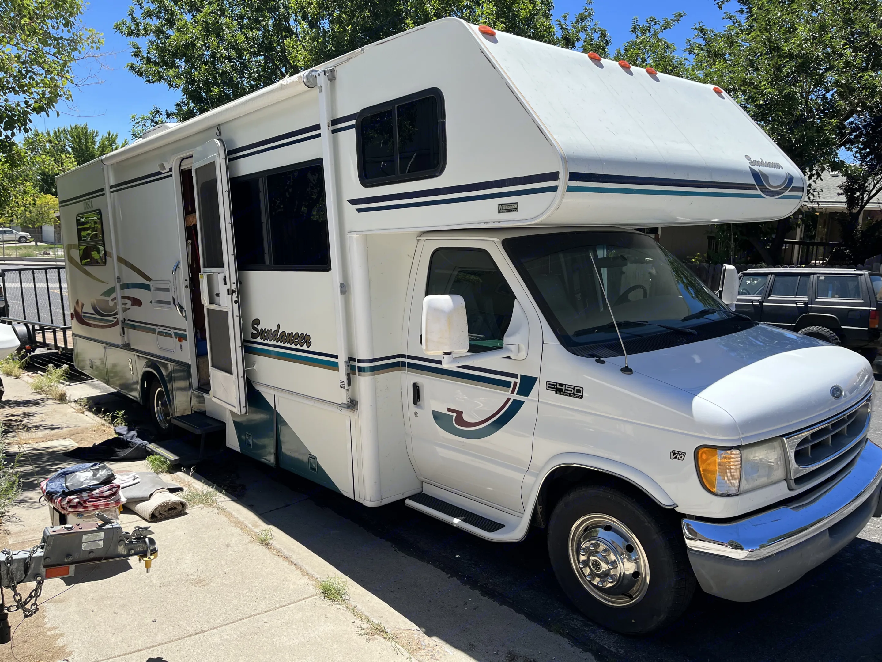 White Itasca Sundancer Class C RV rental, parked on a sunny. Itasca Sundancer 2001