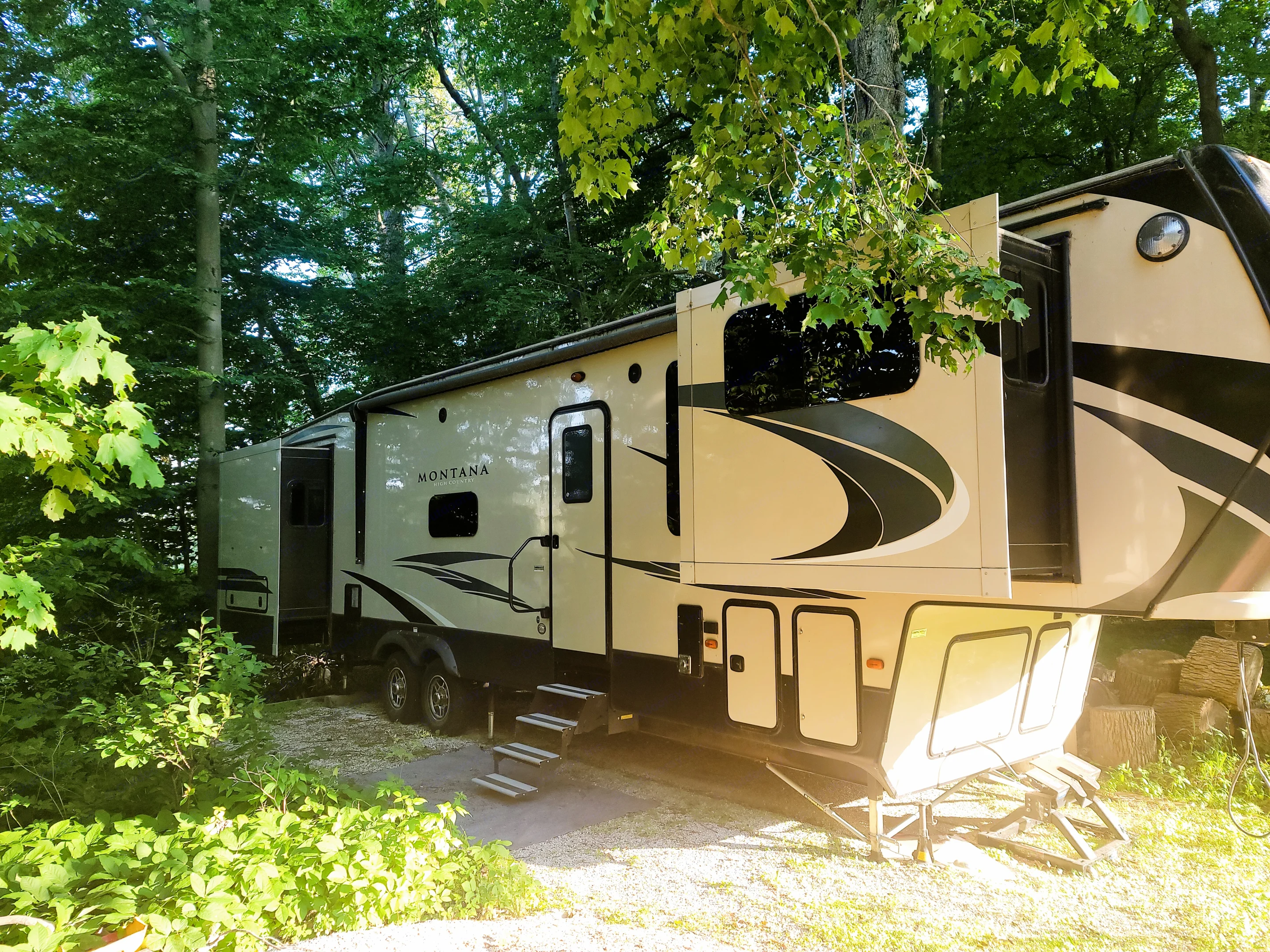 2019 Keystone Montana High Country - HM375FL. The Front Living Room sets this RV apart from other units. . Keystone RV Montana High Country 2019