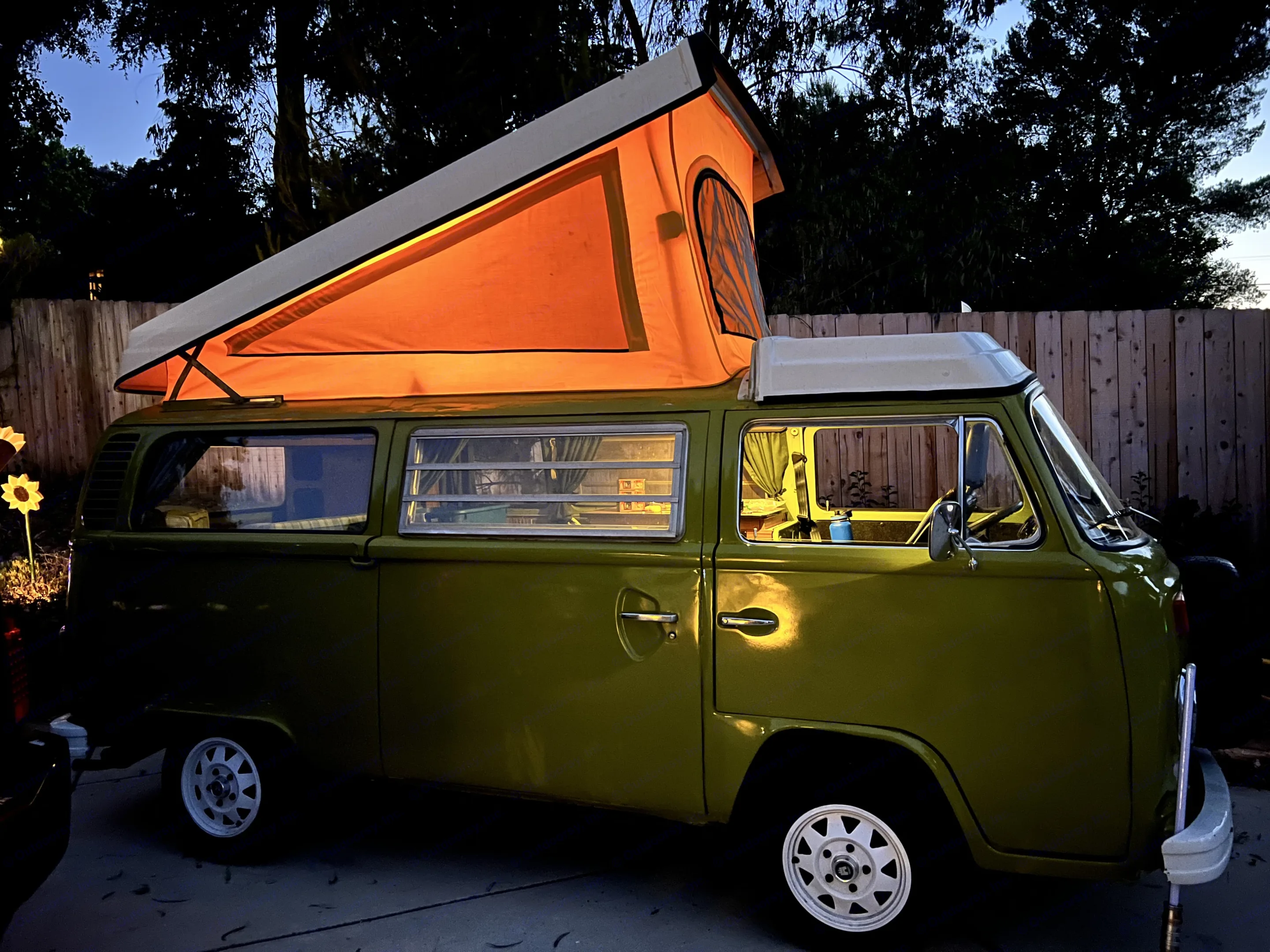 Pop up top, lights. Bed up top sleeps 2. Bed below sleeps 2. . Volkswagen Kombi T2 Westfalia 1976