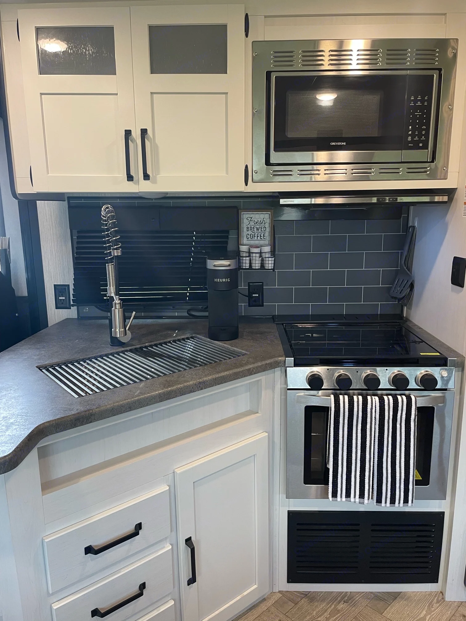 Plenty of storage! Gas cooking, microwave, all kitchen utensils/pots/pans included, deep double sink, brand new Keurig, stainless steel French Press.. Forest River Palomino Puma 2021