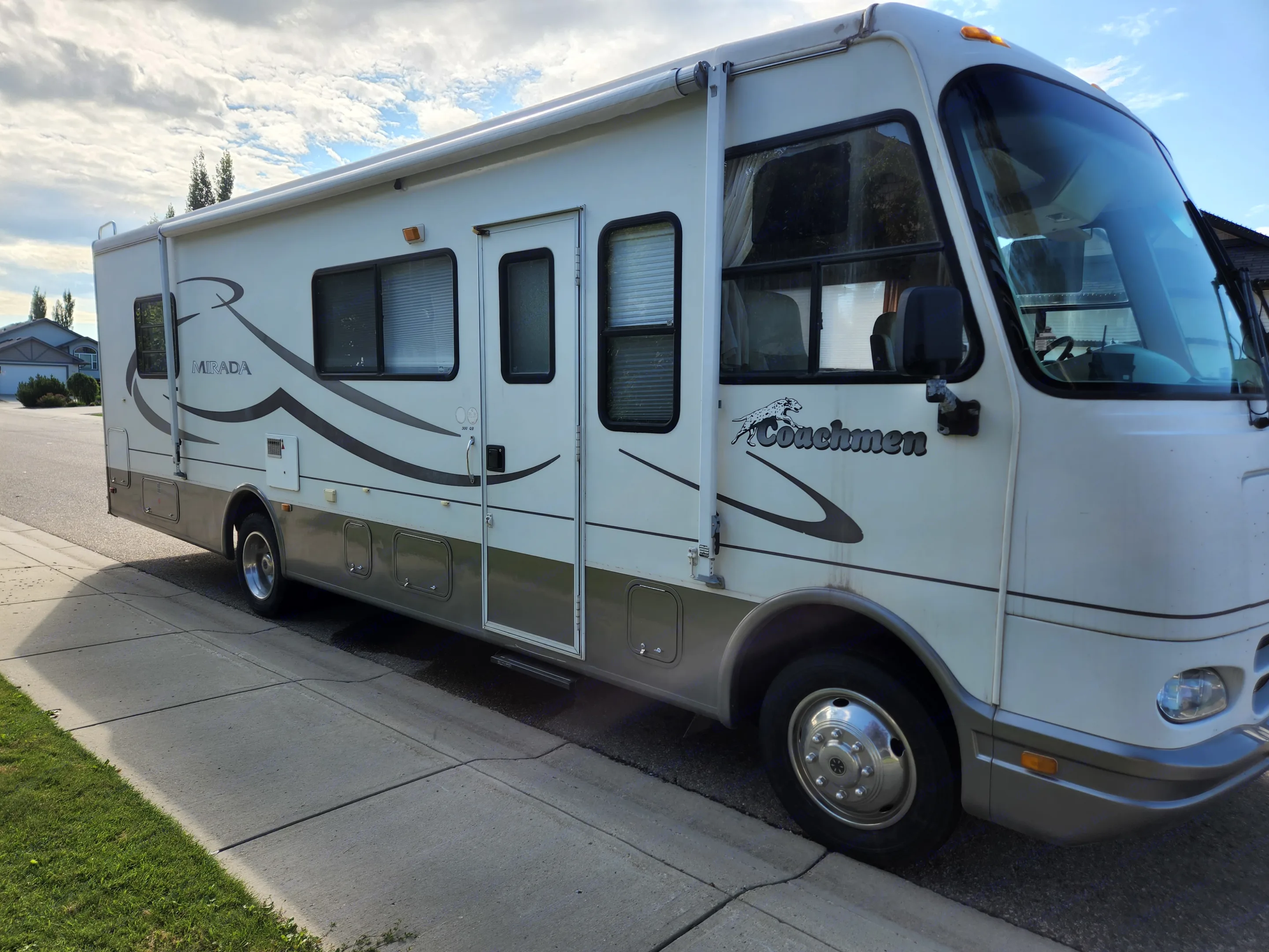 Manual 16' awning. Coachmen Mirada 2002