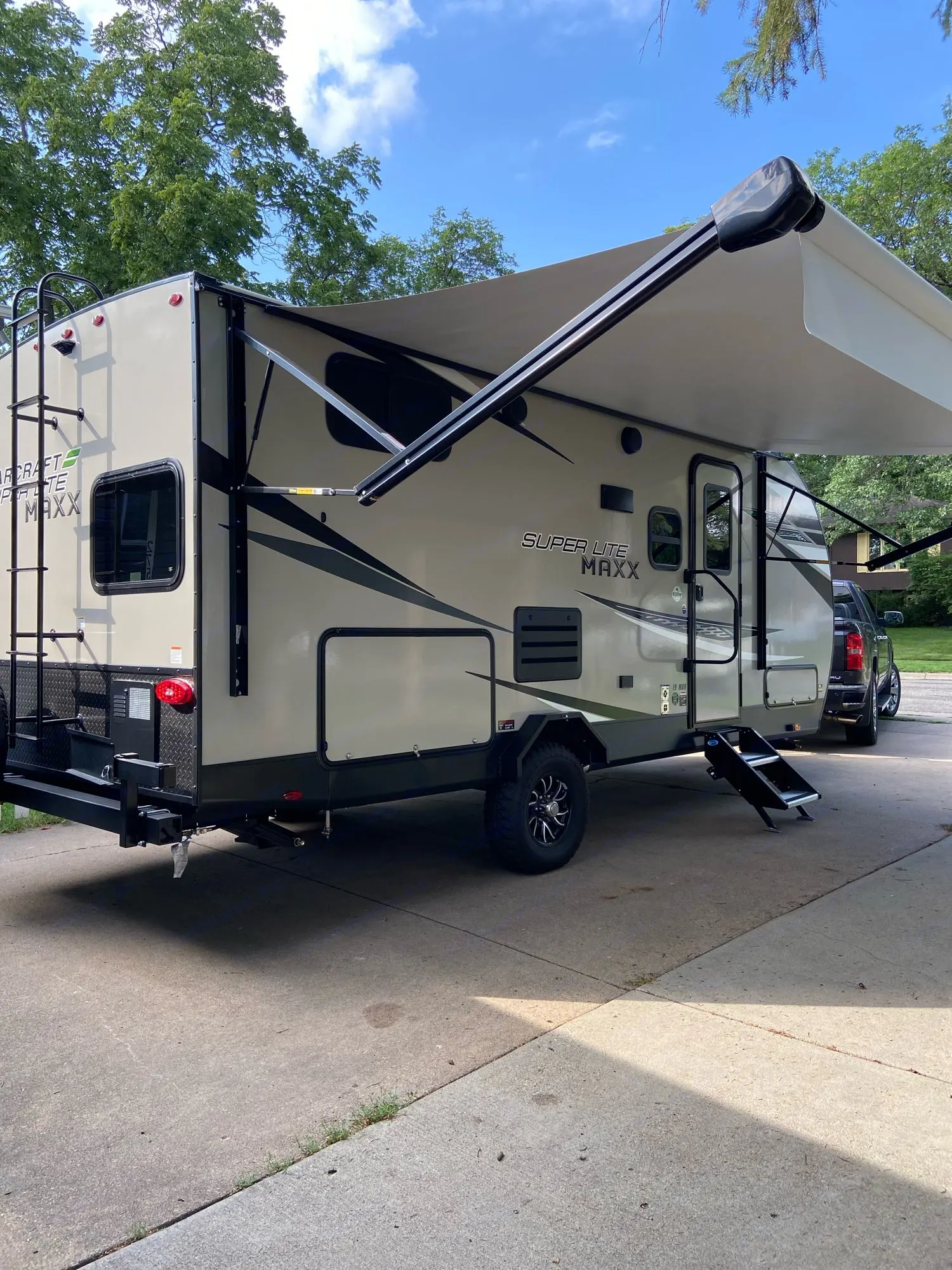 Right side of TT with awning out. Starcraft Super Lite Maxx 2022