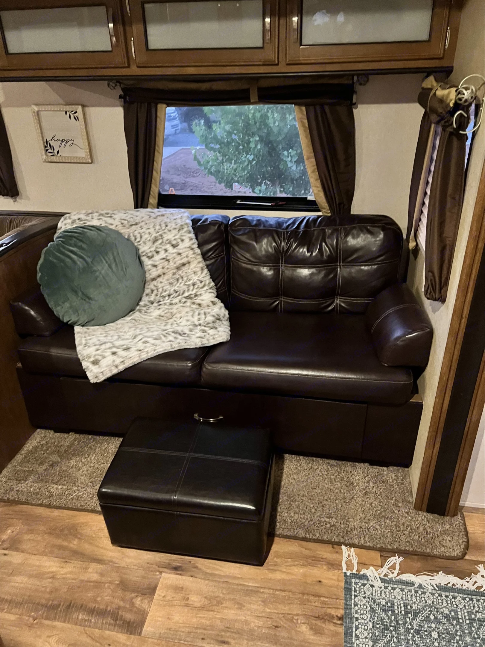 Couch folds to full bed. Forest River Wildwood 2017