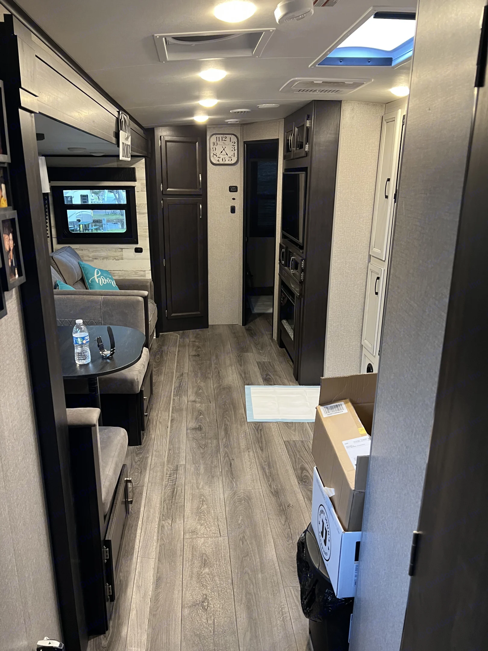 Living and kitchen Area. Beautiful open floor pan.. Jayco White Hawk 2021