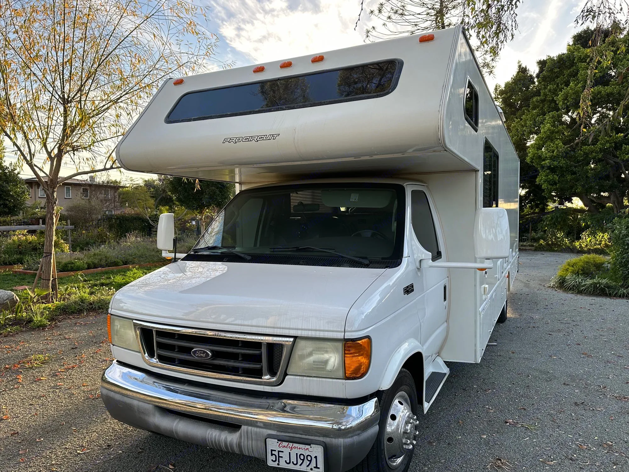 The Ford 454 Tritón V10 packs more than enough power to haul all of your toys and belongings to any destination. Book your next RV experience today.. Four Winds Fun Mover 2004