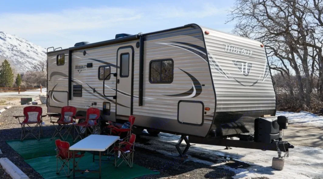 Available add on: Velocirax bike rack . mounted on rear of trailer. Hols 4 bikes, 3 regular mtb tires and one fat tire.
Remove e-bike batteries.. Keystone RV Hideout 2016