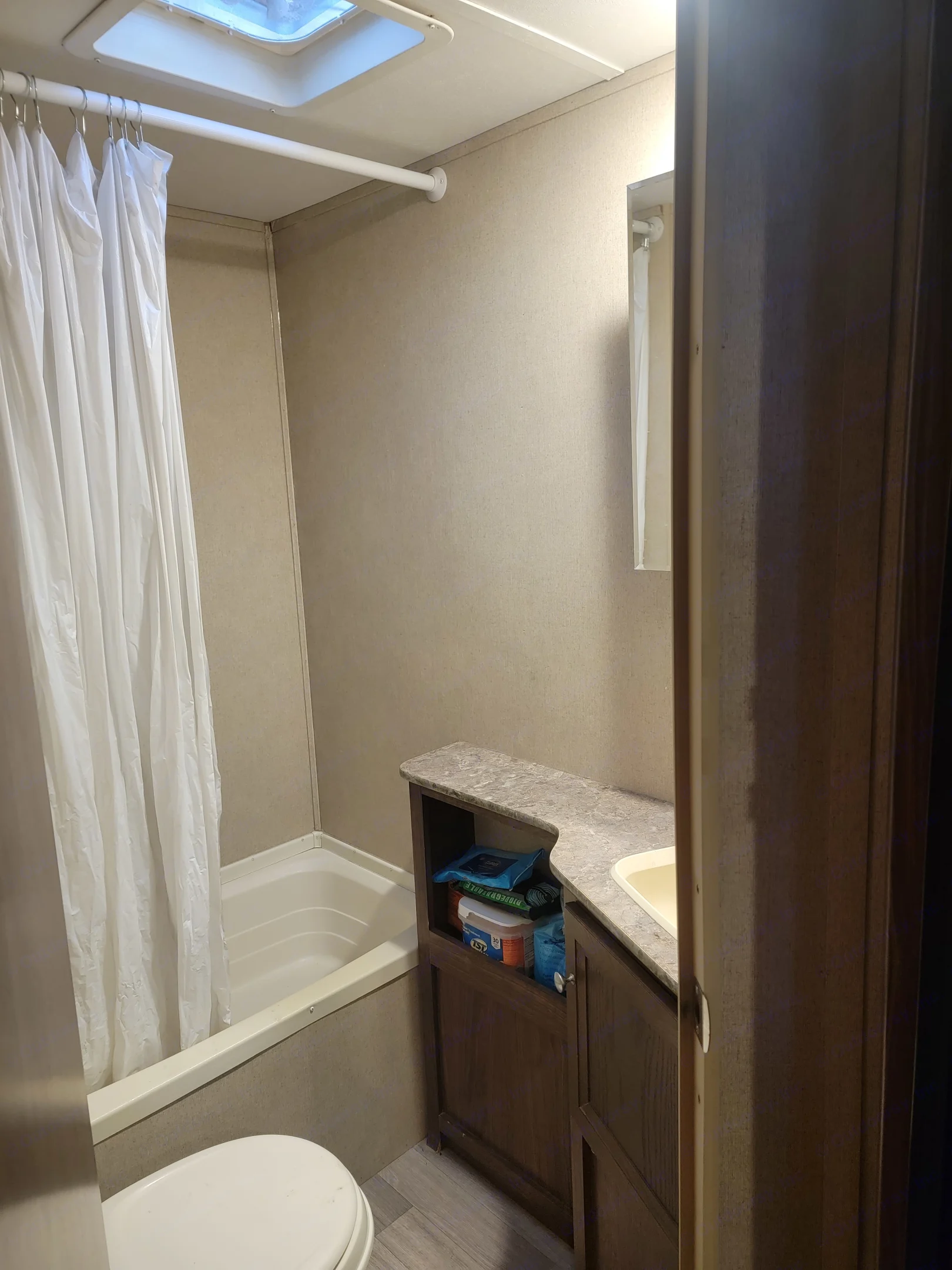 air vent, fan, shower, medicine cab, toilet, hot water, towels included.. Dutchmen Coleman Lantern 2016