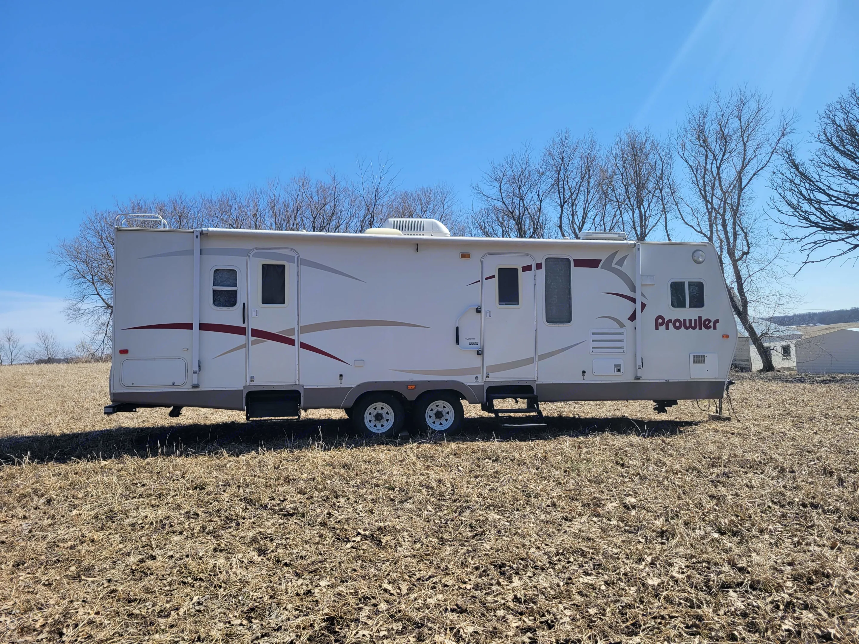 2 entrances: 1 leading to the living room area and 1 leading to the bedroom. Bathroom in the middle with entrances from both sides.. Prowler Prowler Trailer 2007