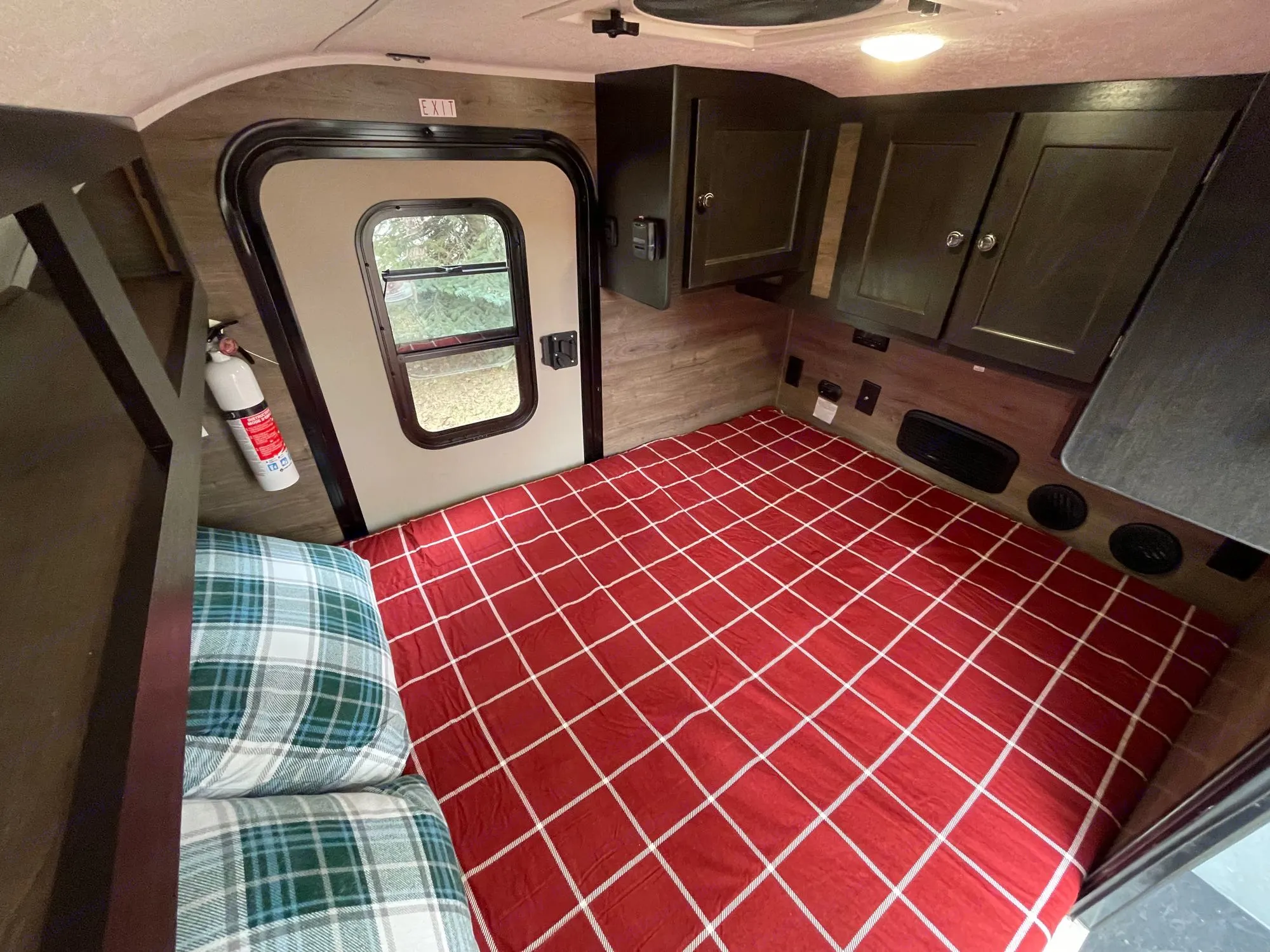 Near Queen size mattress, screened windows, vent and fan in the ceiling, interior lights. Braxton Creek Bushwhacker 2022