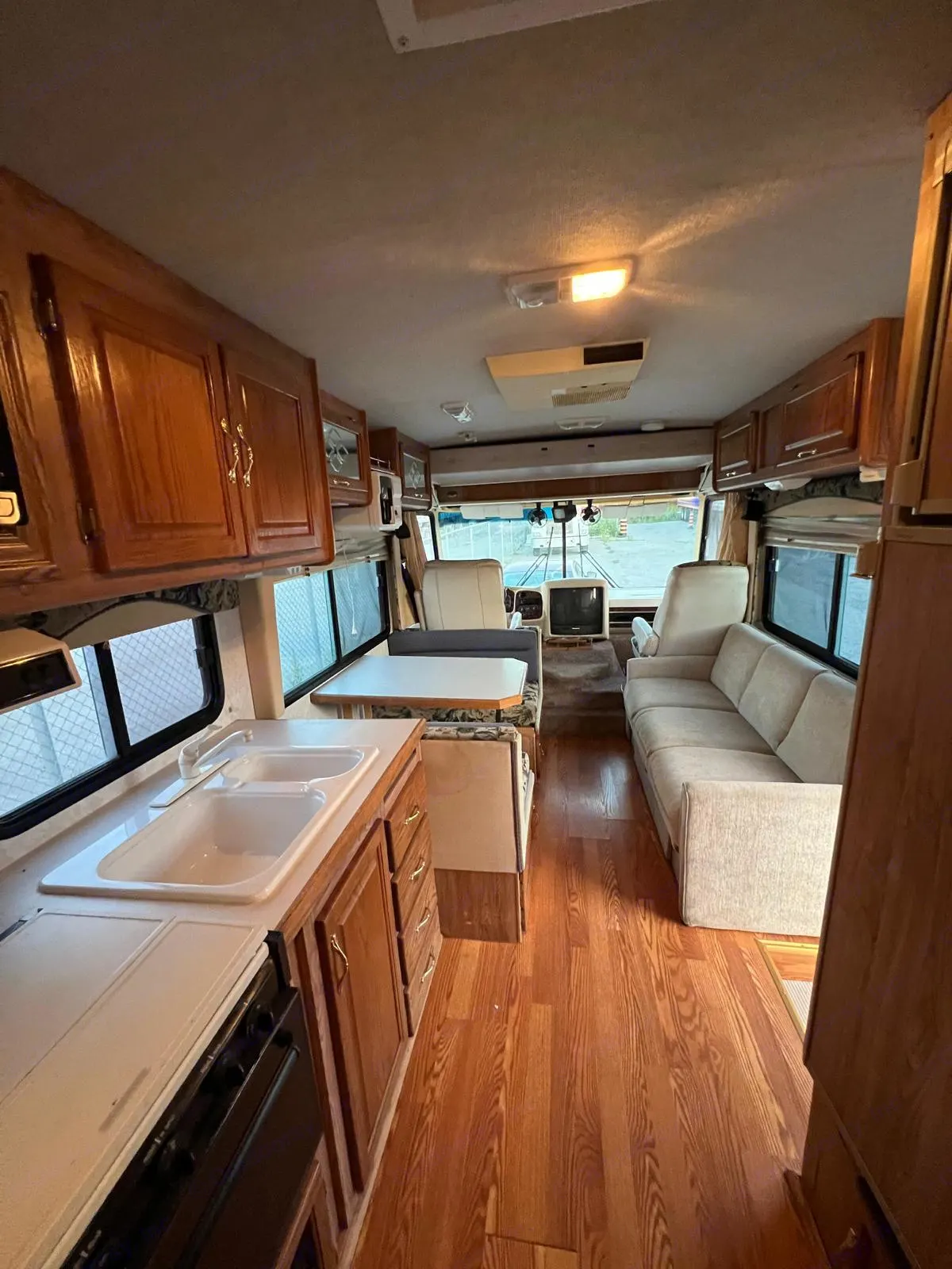 Provides a complete package for a family to travel care free. Allegro Allegro Motorhome 2000