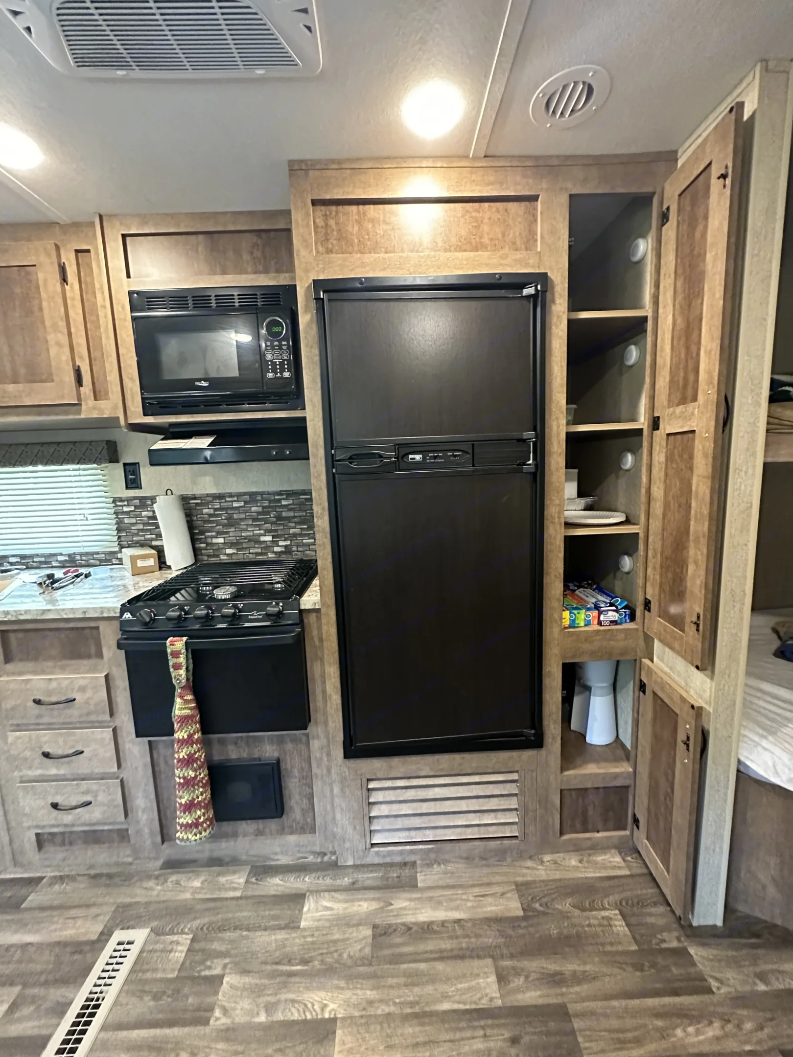 Stovetop, oven, refrigerator and freezer . Starcraft AR-One Maxx 2017
