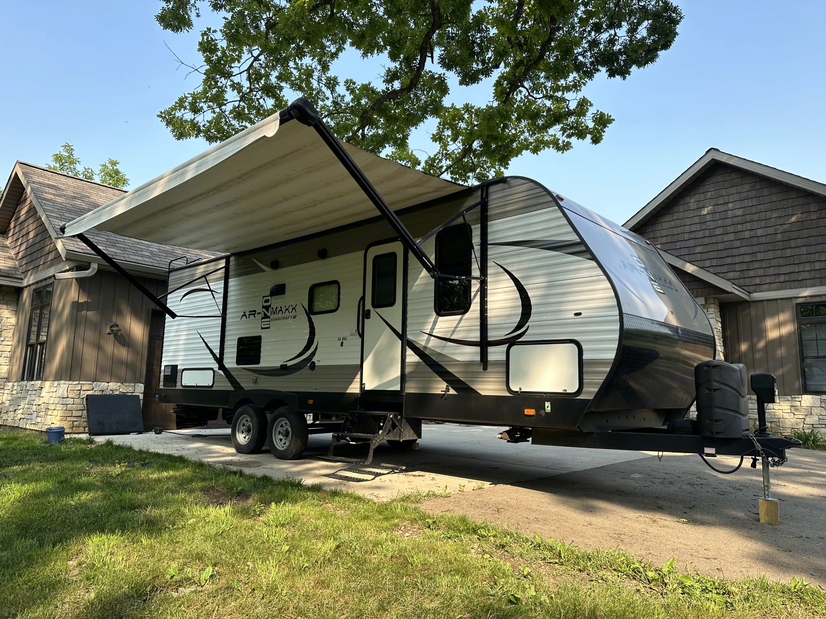 Passenger side with retractable awning . Starcraft AR-One Maxx 2017