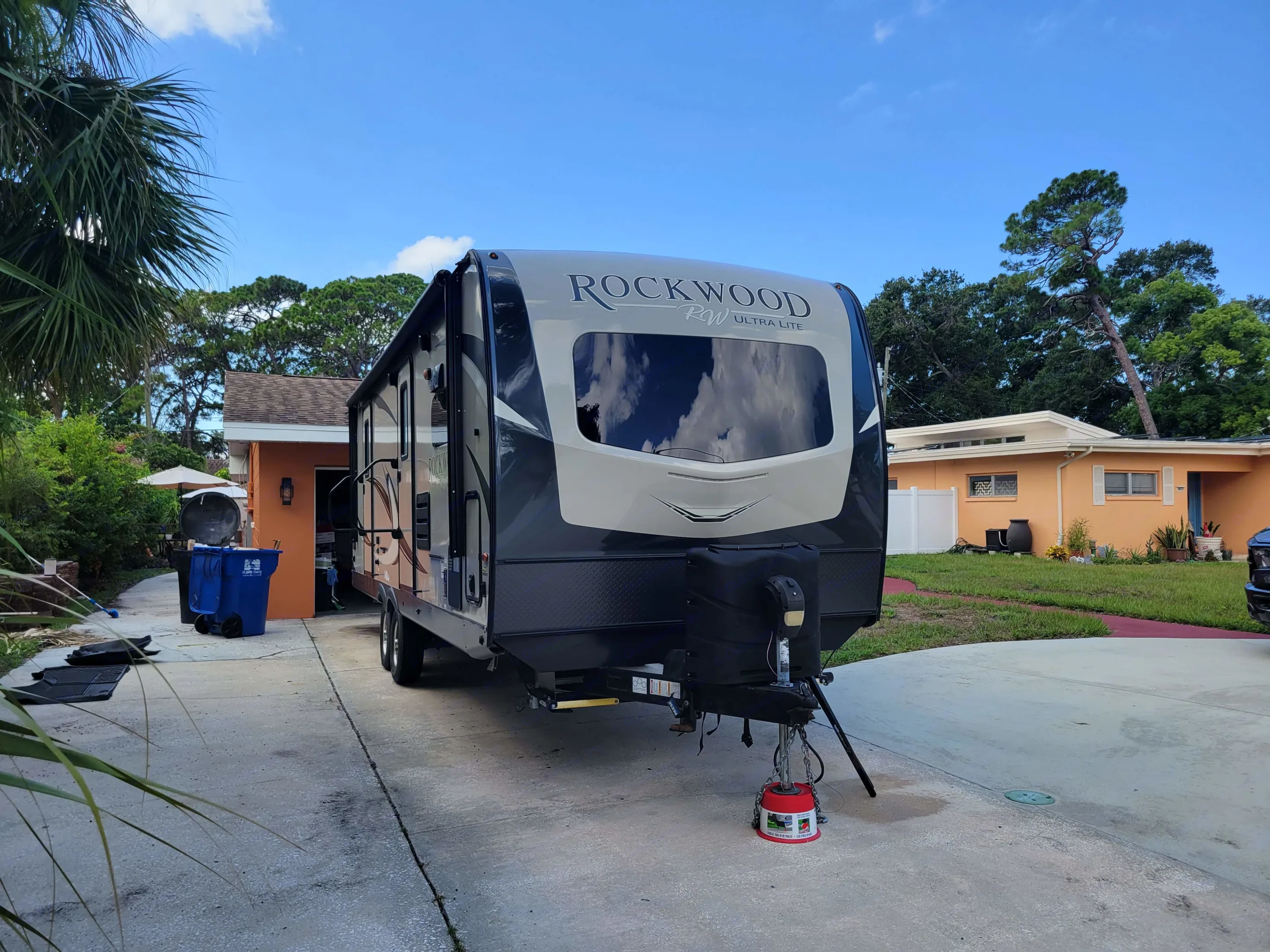 Automatic tongue jack makes it easy to level the camper as well as hooking it up to the truck.. Forest River Rockwood Ultra Lite 2020