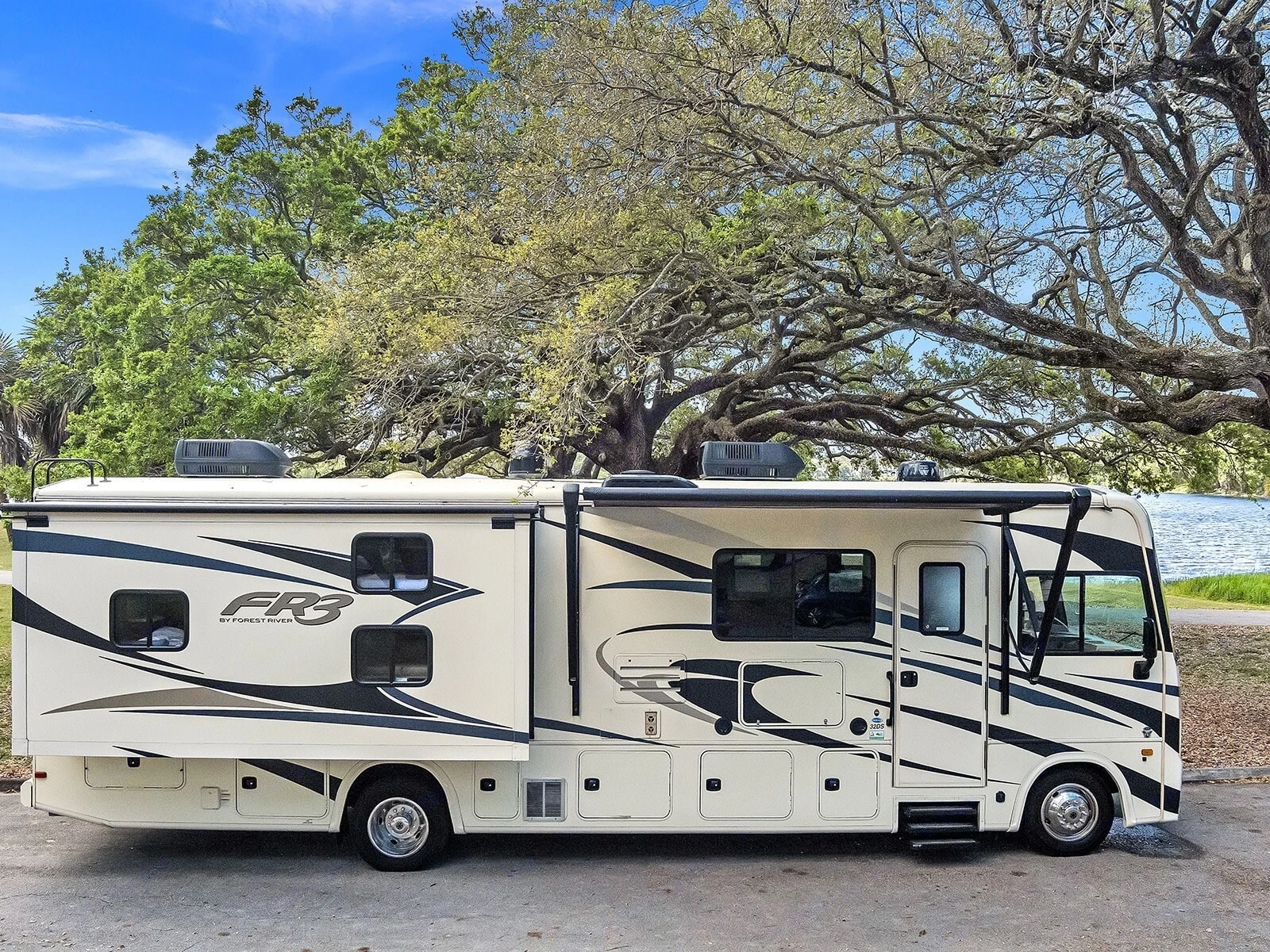 Outdoor TV, electric awning, lots of storage. . FR3 FR3 Motorhome 2020