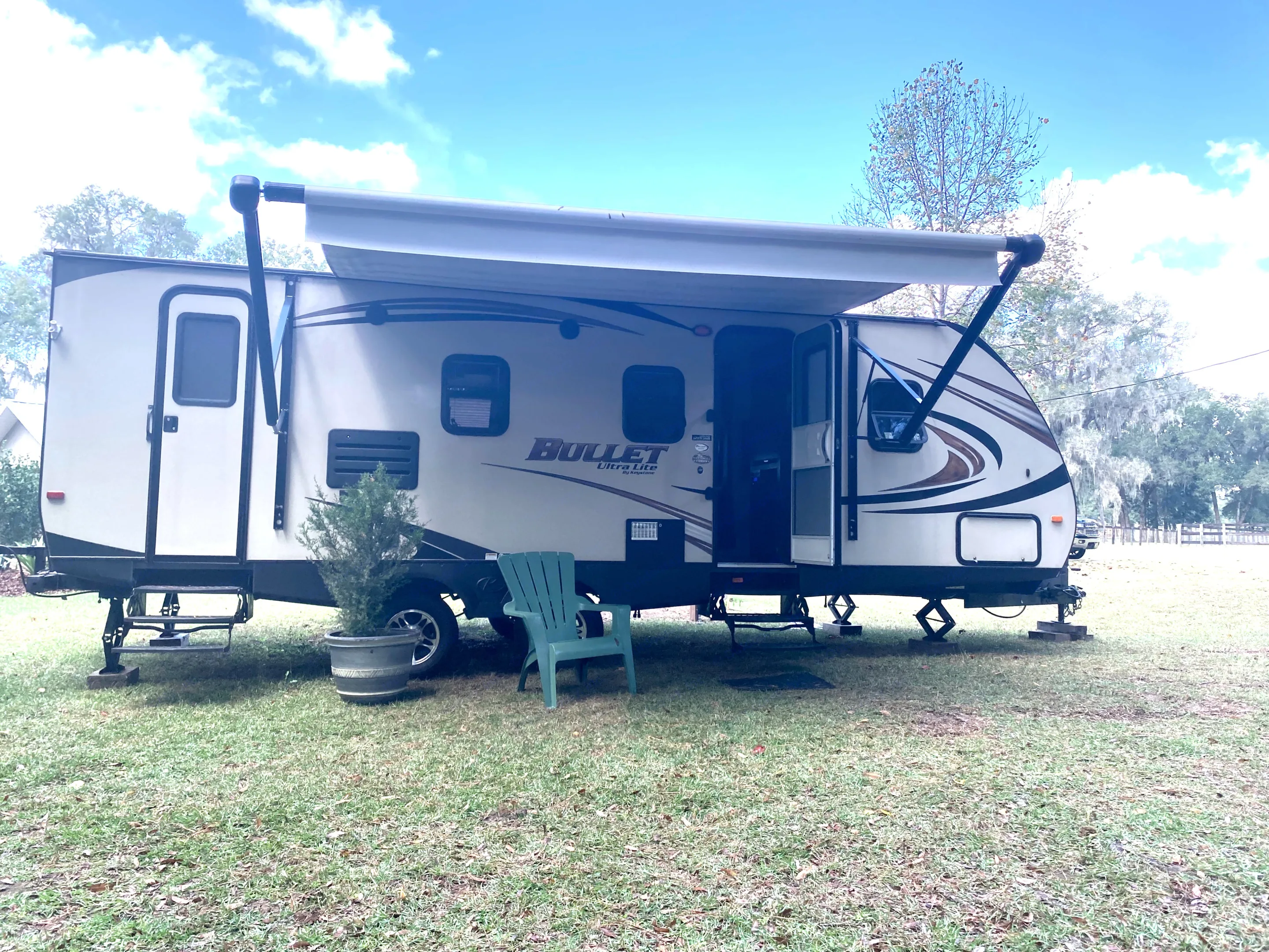 Two entrances, one for bathroom and one for main part of living areas. Fully retractable electric
awning.. Keystone RV Bullet Ultra Lite 2015