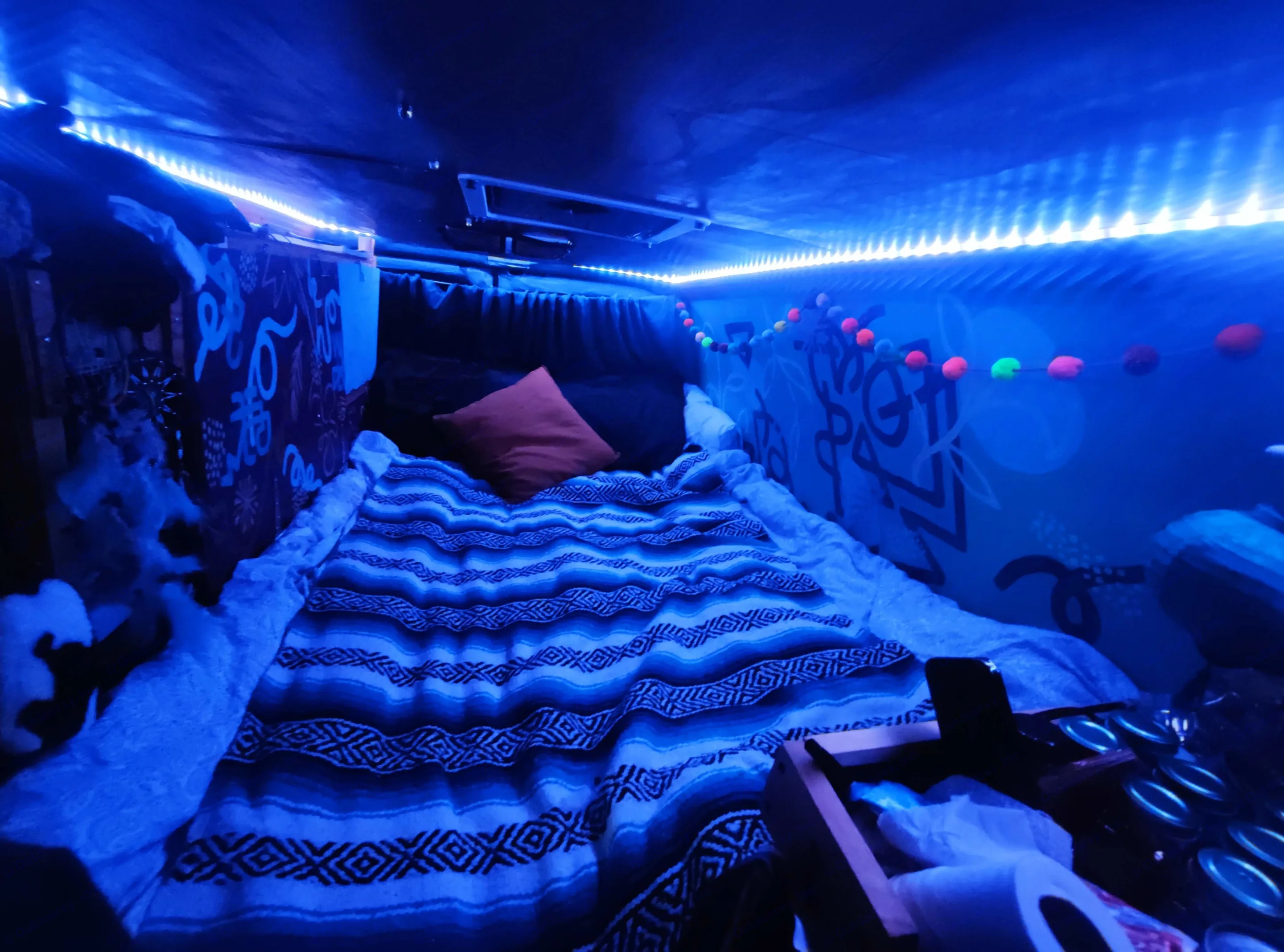The fairy lights are LED and do not drain the car battery as they are connected to solar panel. They go any colour and change brightness 🌞. Ford E250 2008