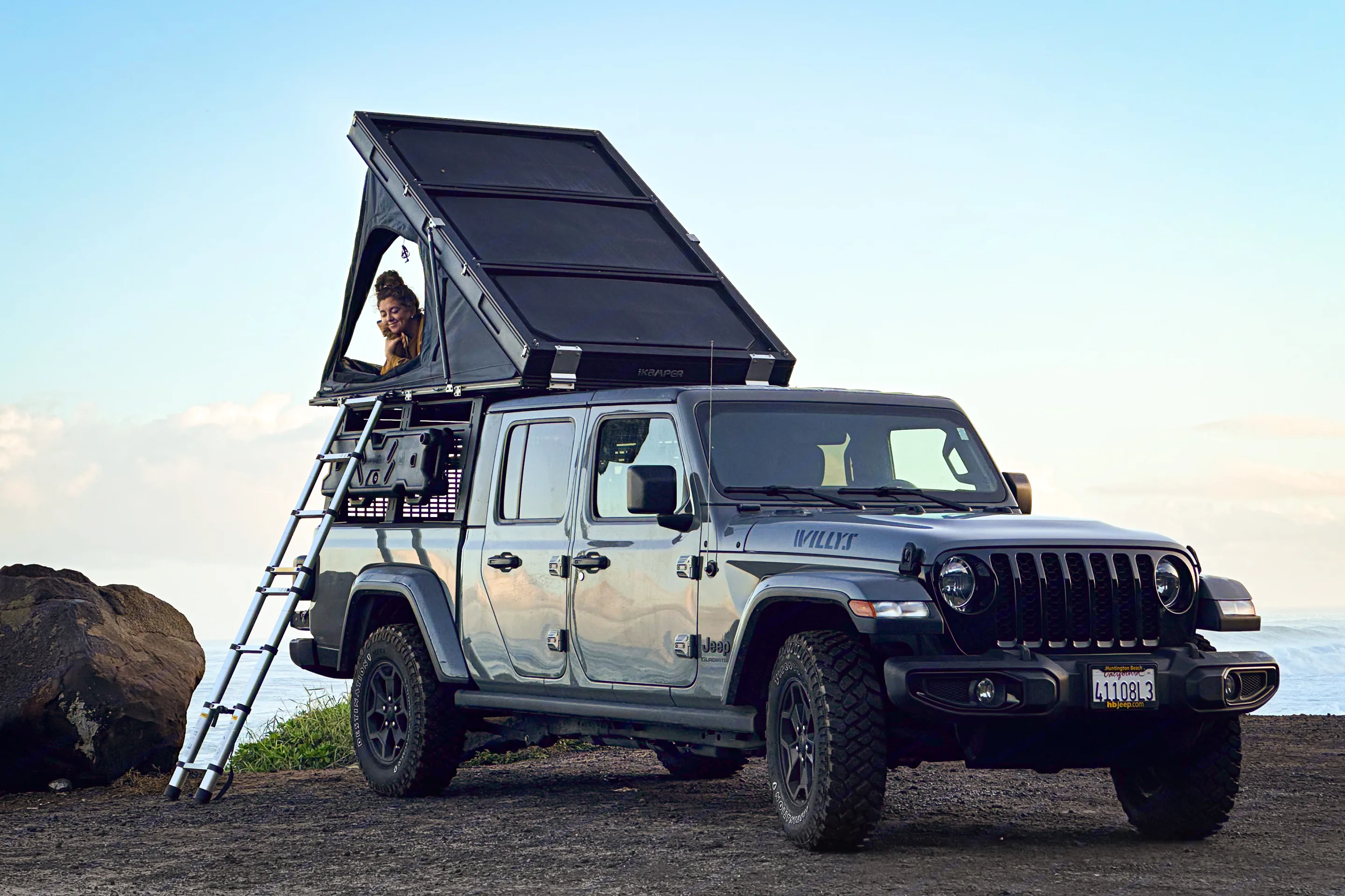 This is a 2023 Jeep Gladiator with an ikamper Bdv tent for 2 people 🚗 ⛺️ . Jeep Gladiator 2022