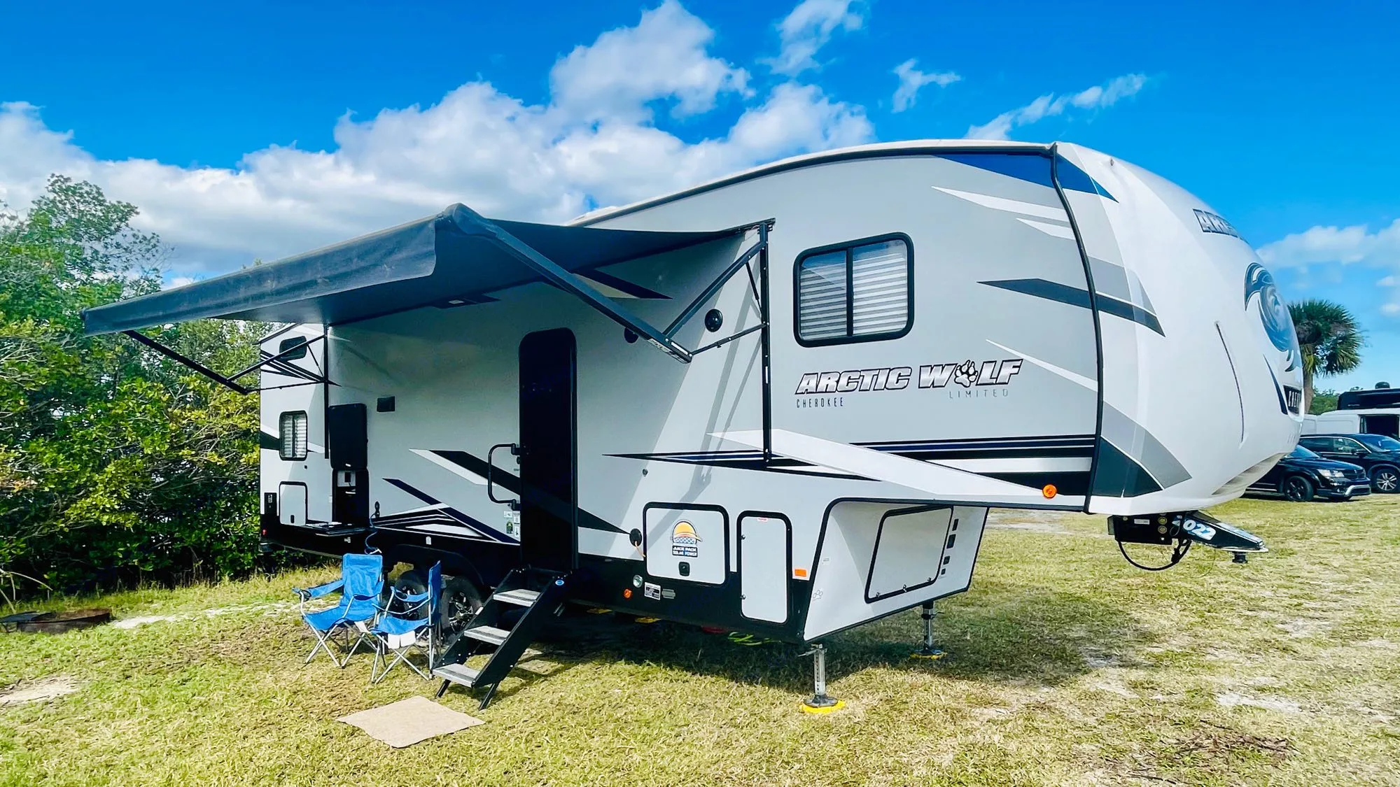2022 Artic Wolf 287BH. 34’ 10” x 8’ x 12’ 11”. Forest River Cherokee Arctic Wolf 2022