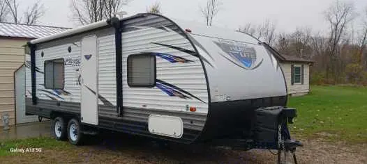 Spacious white & gray travel trailer, ideal for your next RV rental adventure. Parked outside, ready for camping trips.. Forest River Salem Cruise Lite 2018