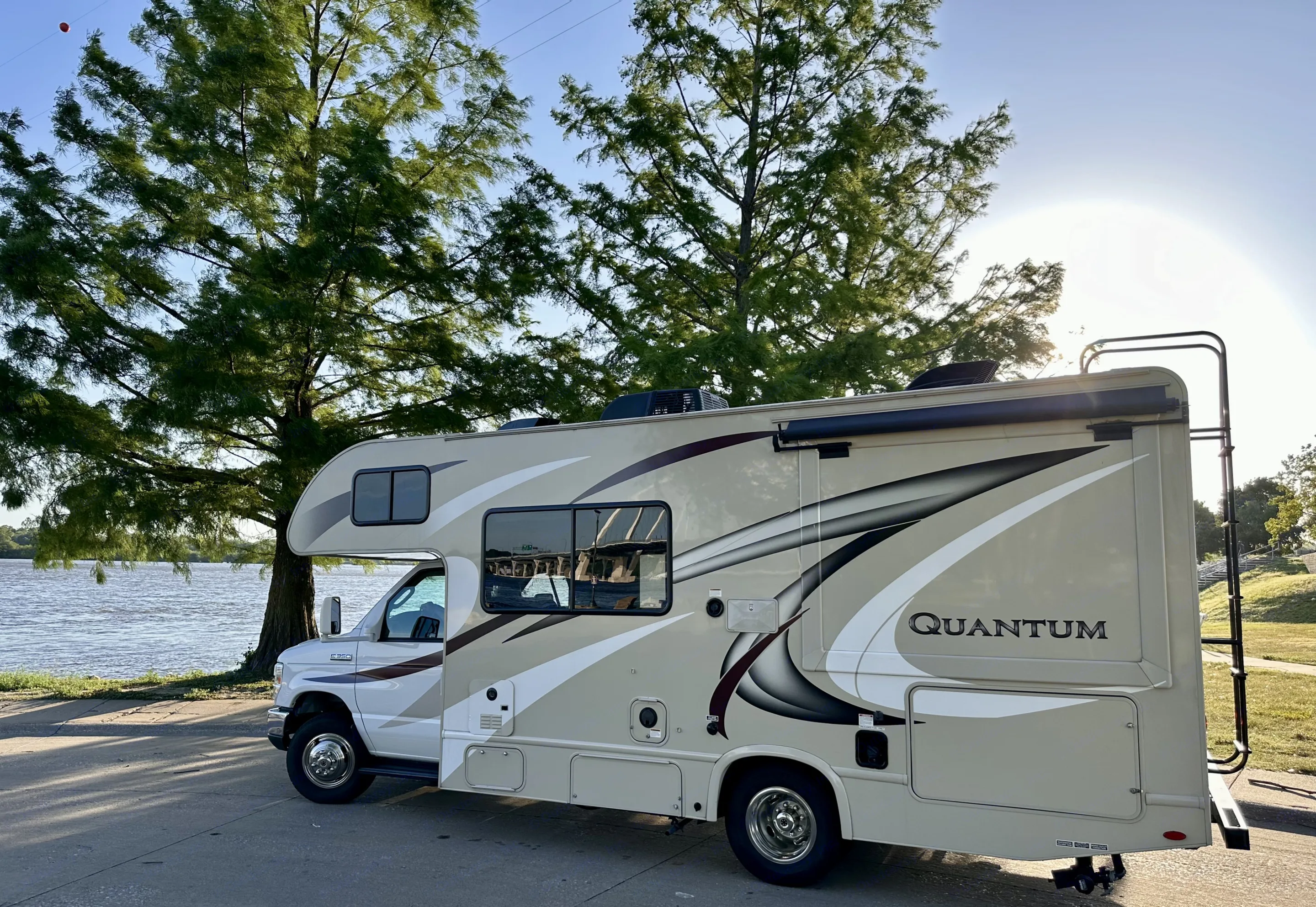 Find your relaxing place right here, whether you are going to the lake, the mountains or the desert, you will enjoy every minute of it in this rig. . Thor Quantum 2018