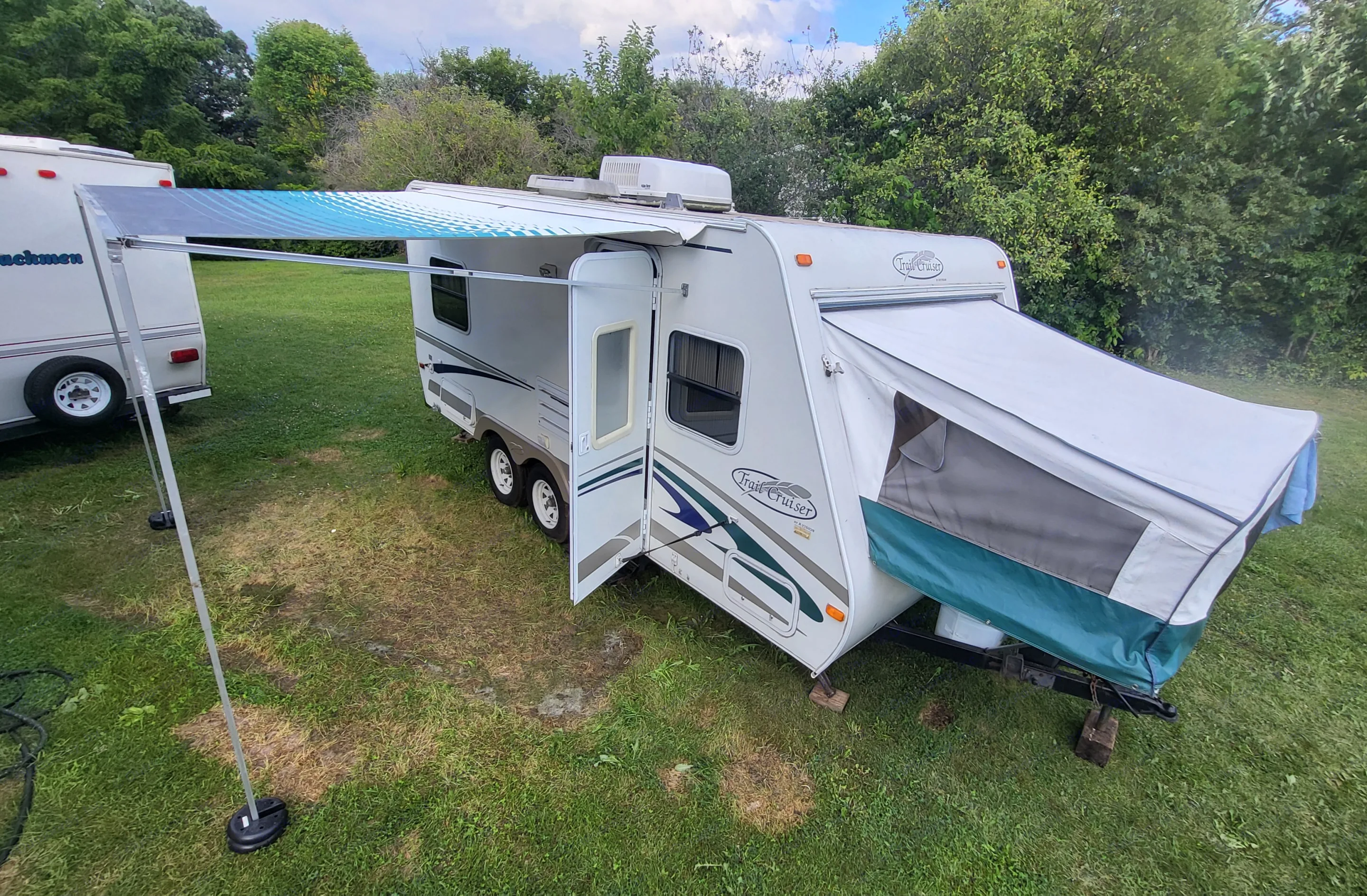 Enjoy our 19 foot camper's extra space with a queen pop-out that extends the length to 23 feet, and the awning which add a whole room outside.. R-Vision Trail-Lite Trail-Cruiser 2003