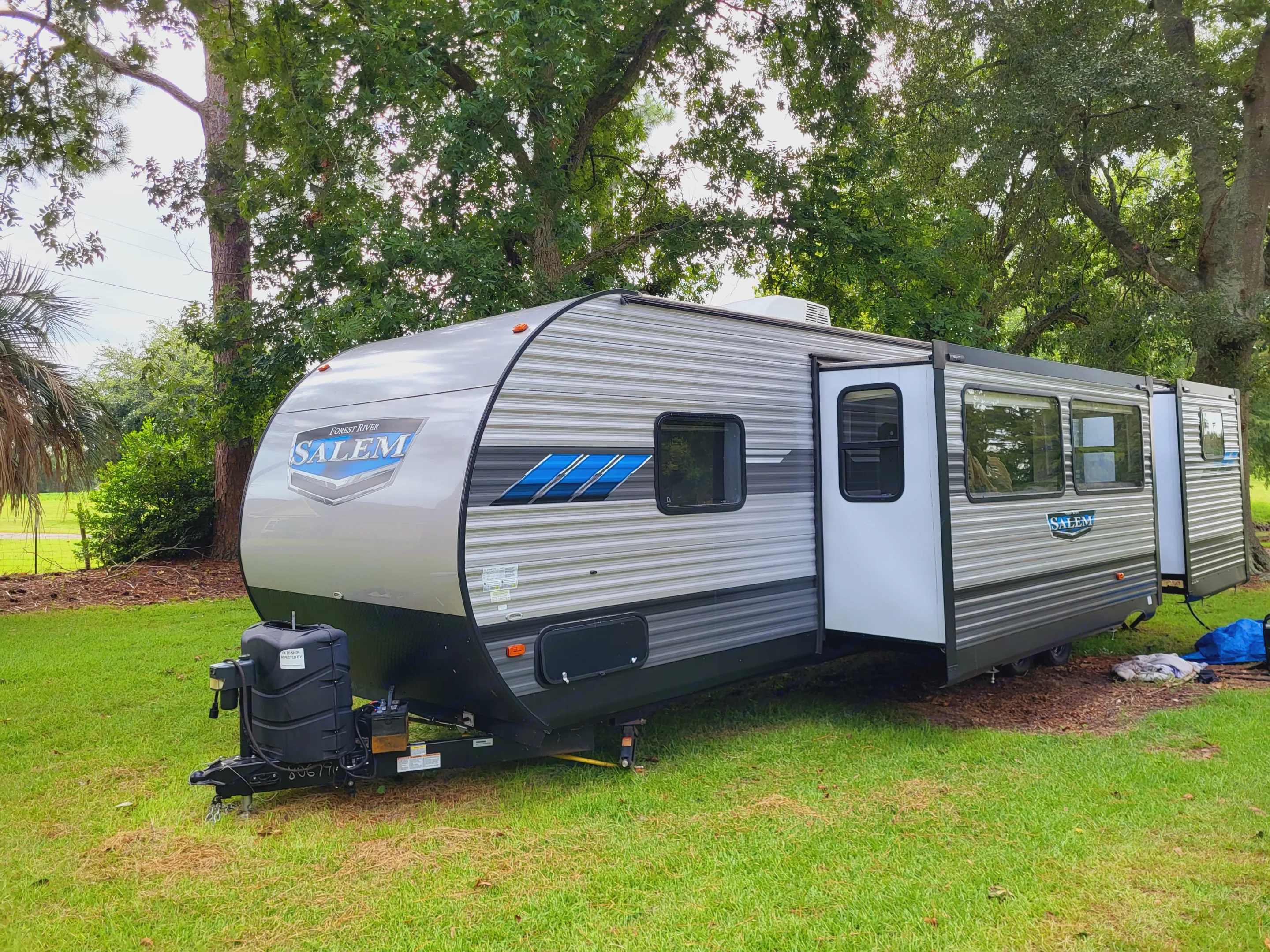 2 Propane Tanks. Large Storage Compartment. 50 Amp Hookup, Grey and Black Tanks, City Water Hookup. Forest River Salem 2021