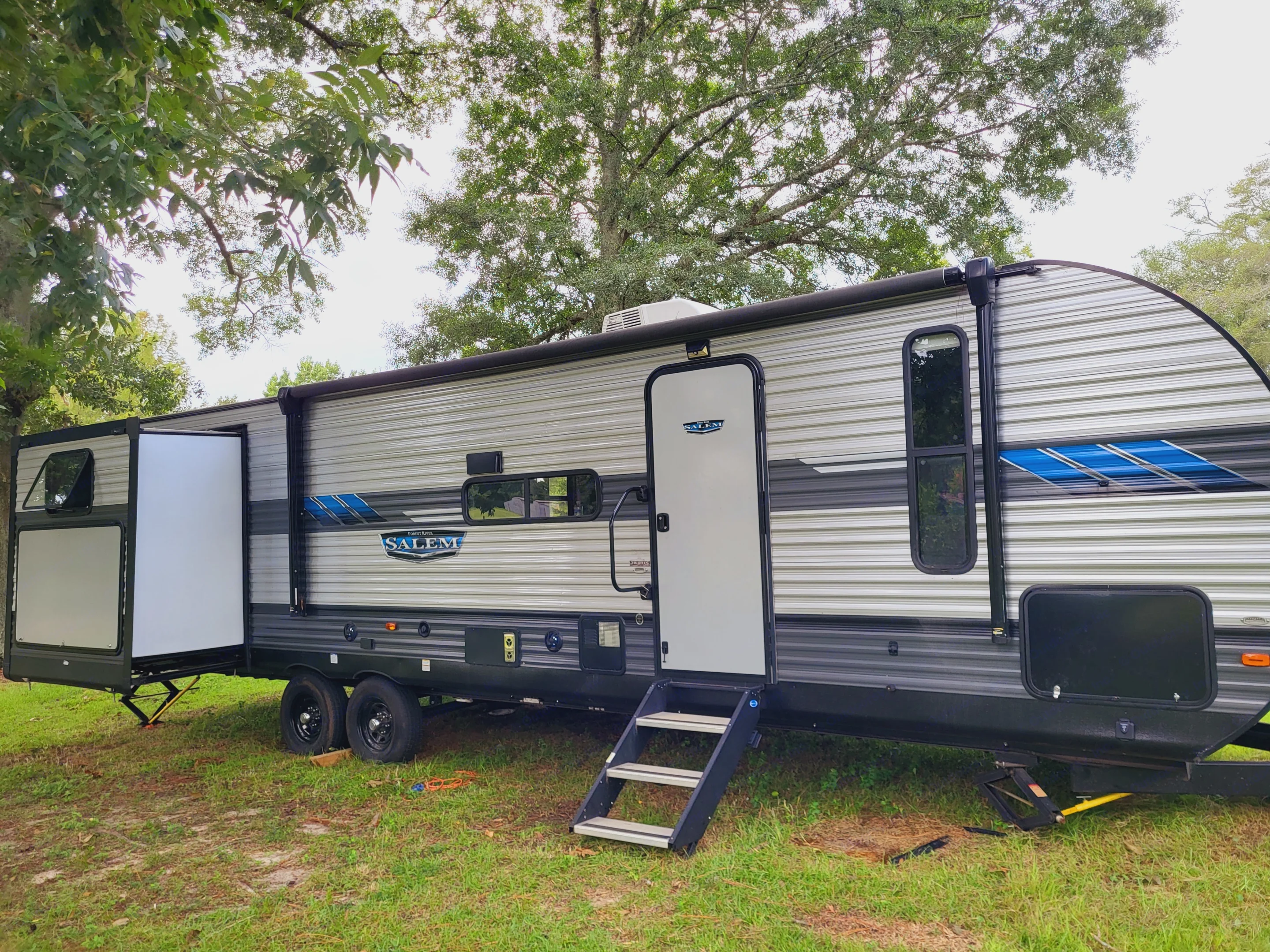Motorized Awning With LED Lights. Bluetooth Soundbar Speaker, Outdoor Kitchen, Storage Compartment.. Forest River Salem 2021
