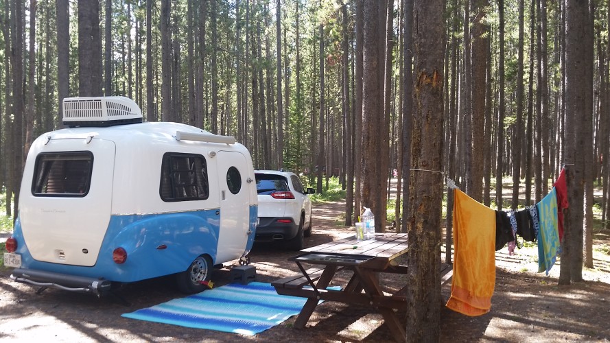 easy-to-tow vehicle with a solar shower
